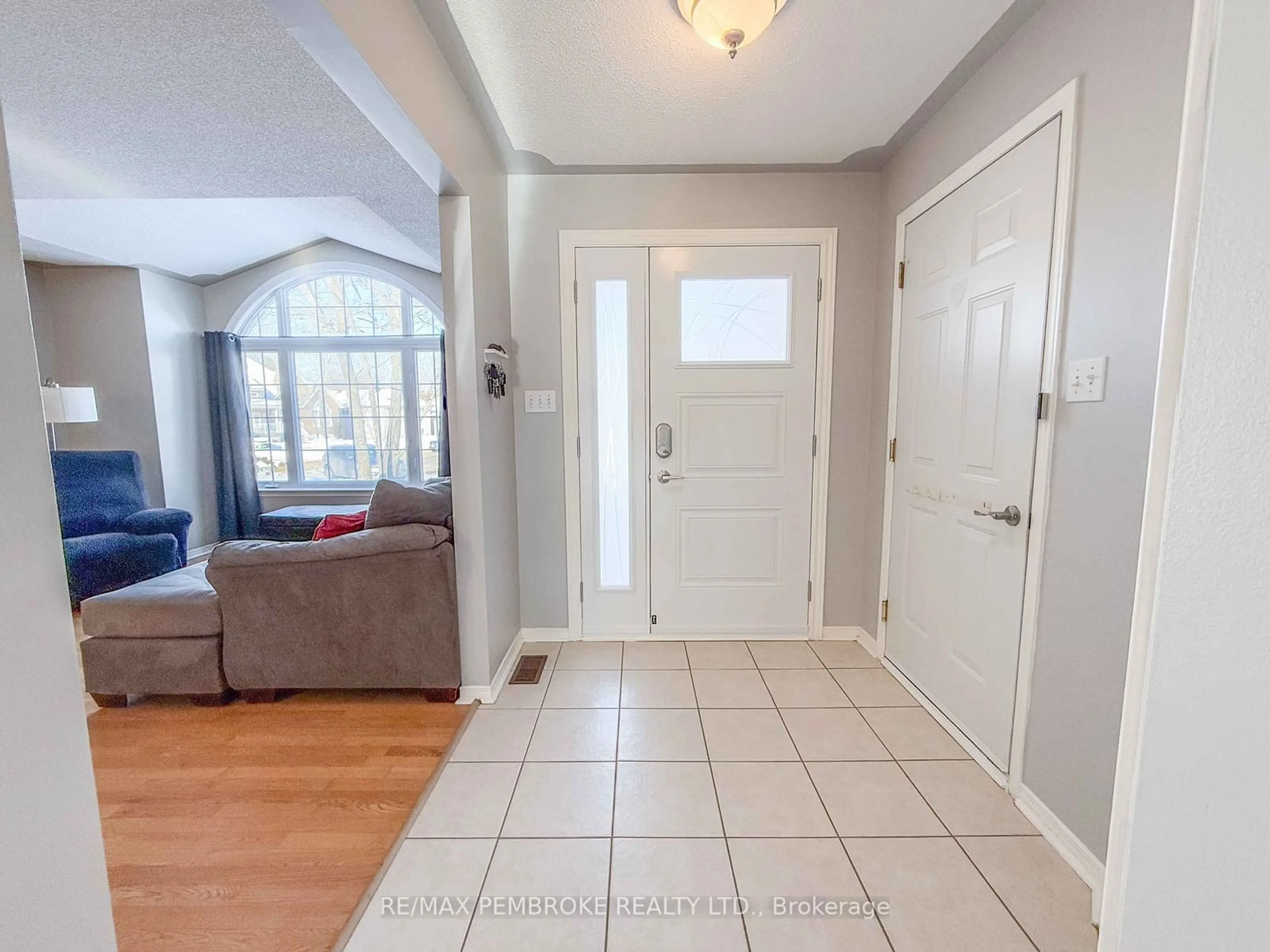 Indoor entryway for 60 Bayshore Dr, Petawawa Ontario K8H 3R7