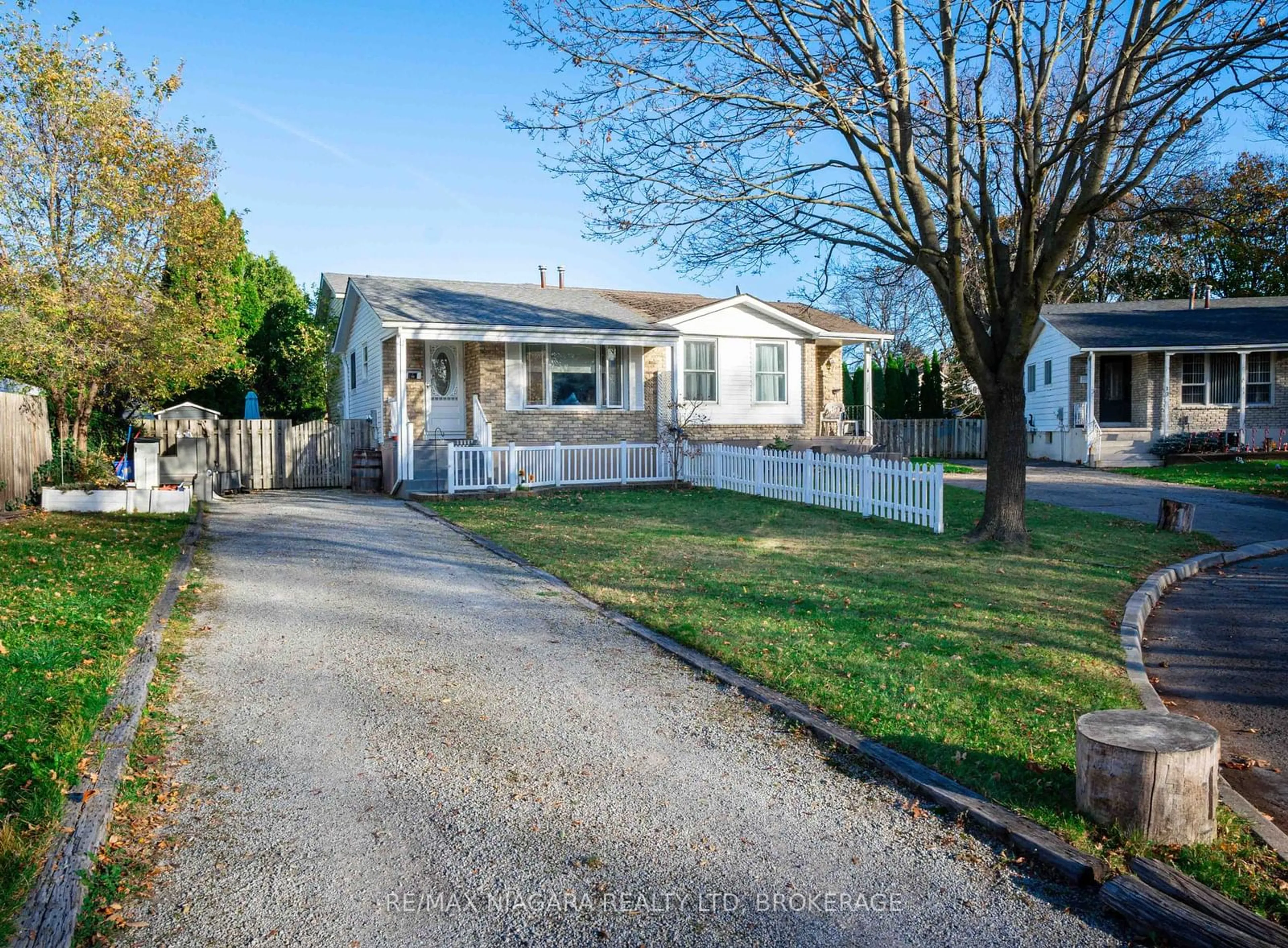 A pic from outside/outdoor area/front of a property/back of a property/a pic from drone, street for 15 Oakmeadow Pl, St. Catharines Ontario L2N 5X6