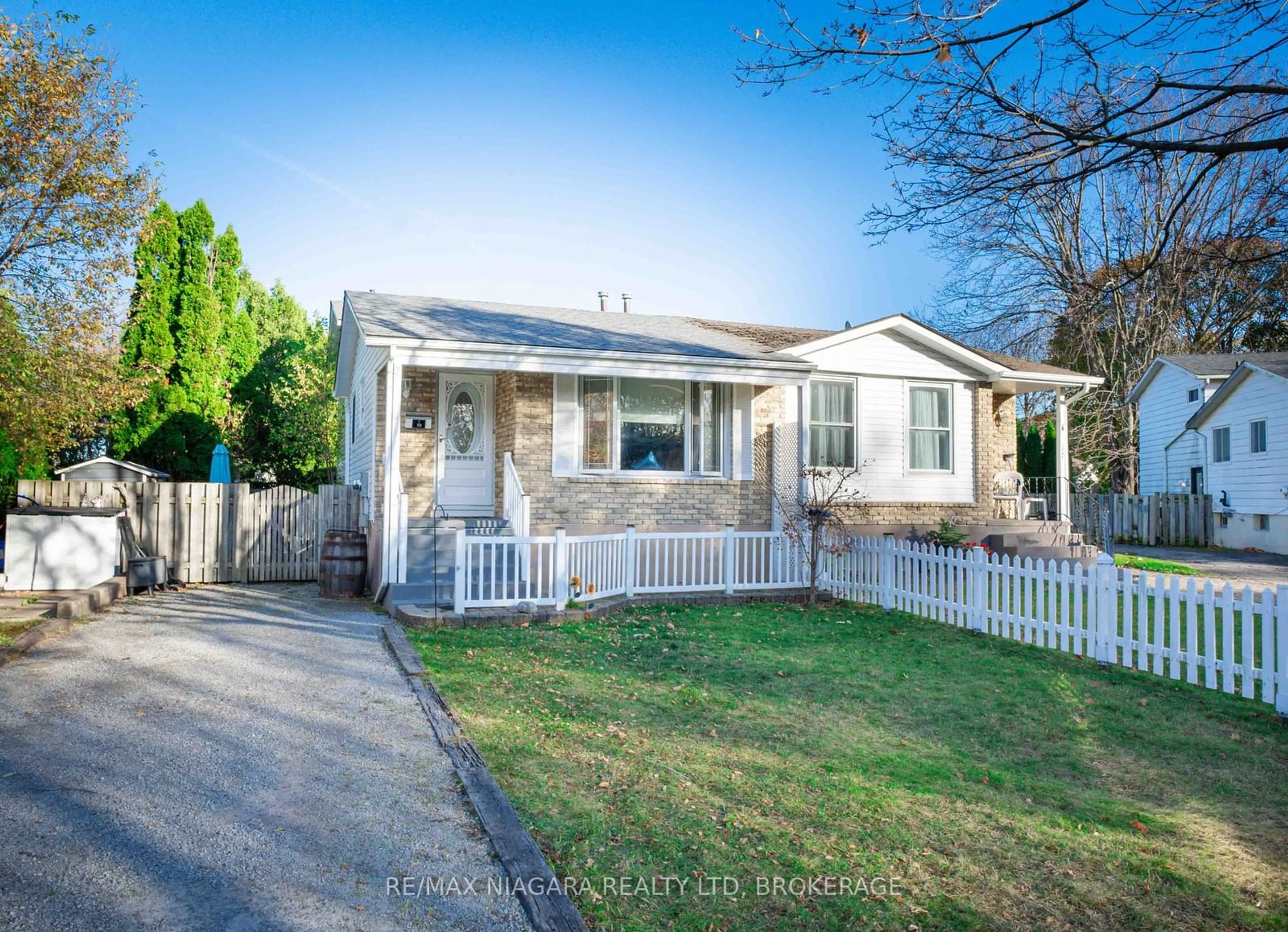 A pic from outside/outdoor area/front of a property/back of a property/a pic from drone, street for 15 Oakmeadow Pl, St. Catharines Ontario L2N 5X6