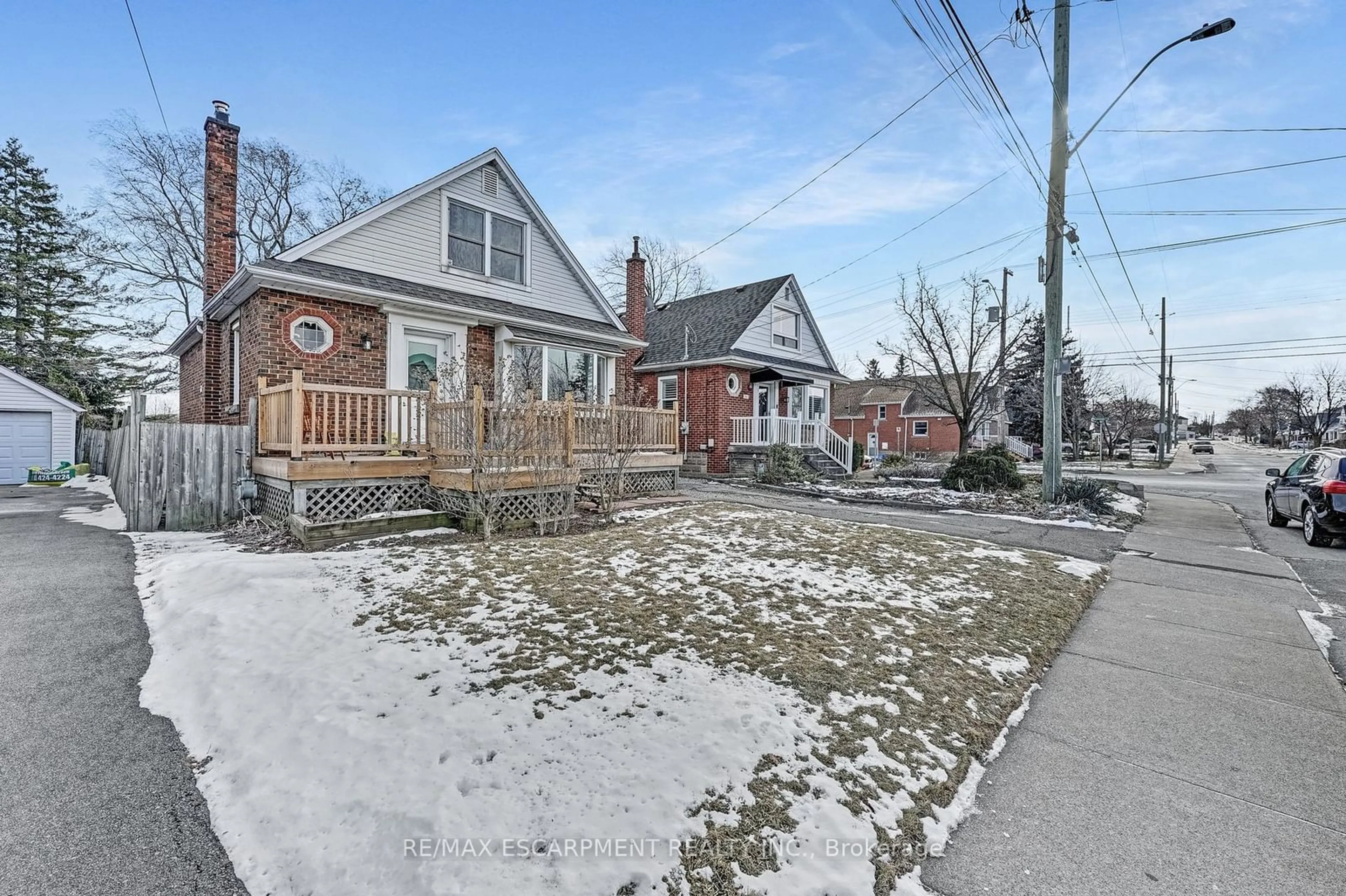 A pic from outside/outdoor area/front of a property/back of a property/a pic from drone, street for 237 East 19th St, Hamilton Ontario L9A 4S4