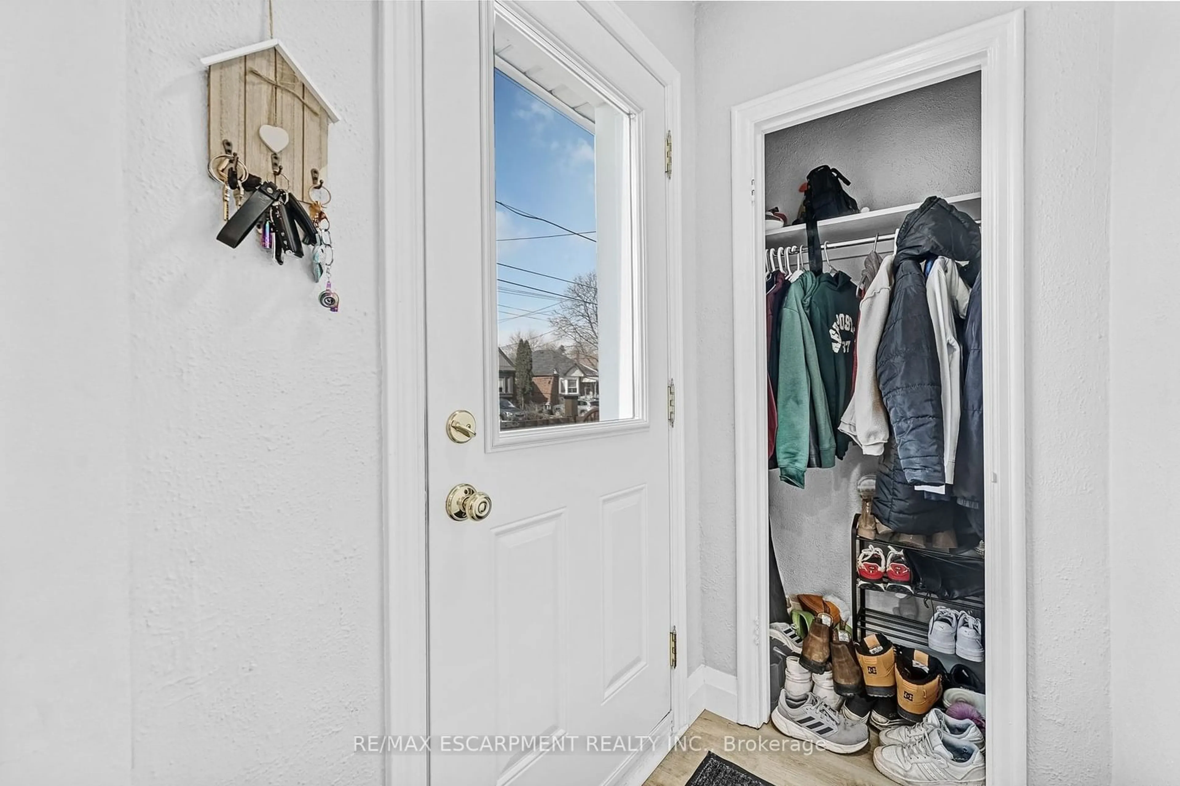 Indoor entryway for 237 East 19th St, Hamilton Ontario L9A 4S4