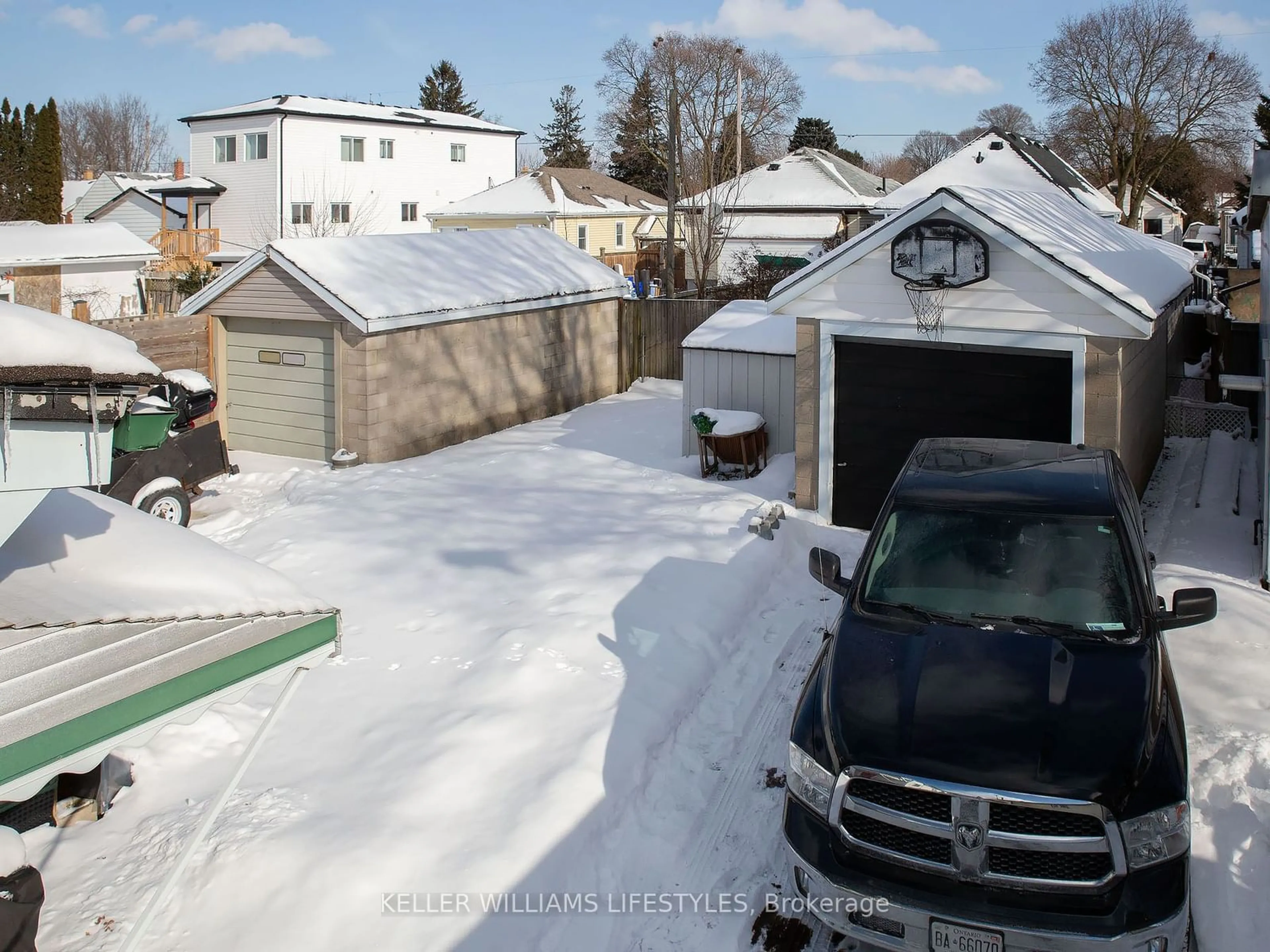 A pic from outside/outdoor area/front of a property/back of a property/a pic from drone, street for 240 East St, London Ontario N5Z 2S2