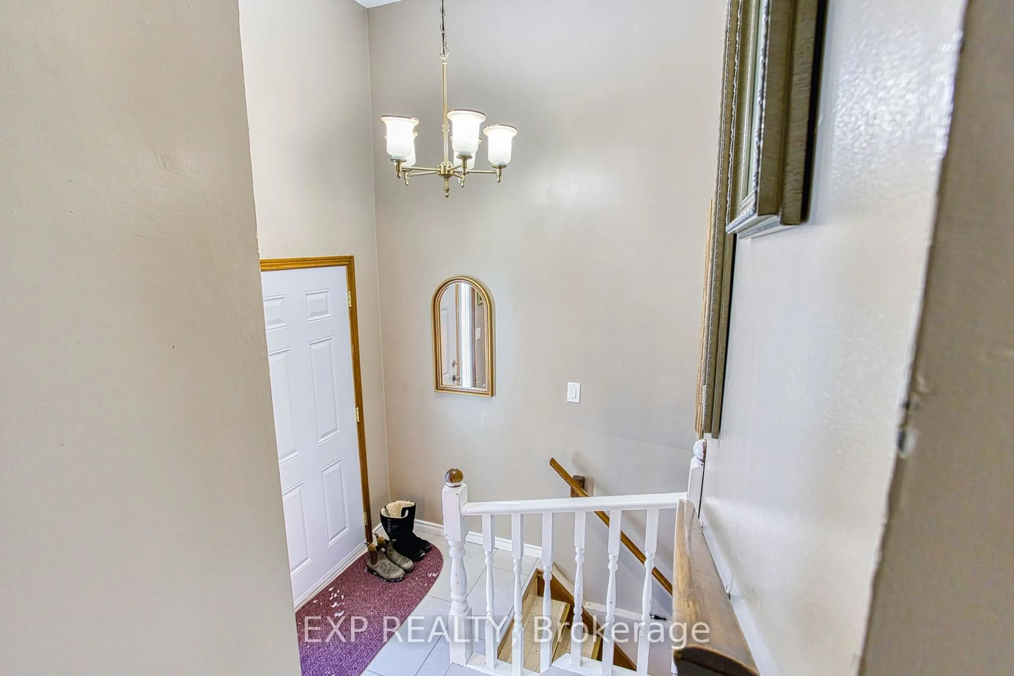 Indoor entryway for 6101 Wildrose Cres, Niagara Falls Ontario L2G 7T3