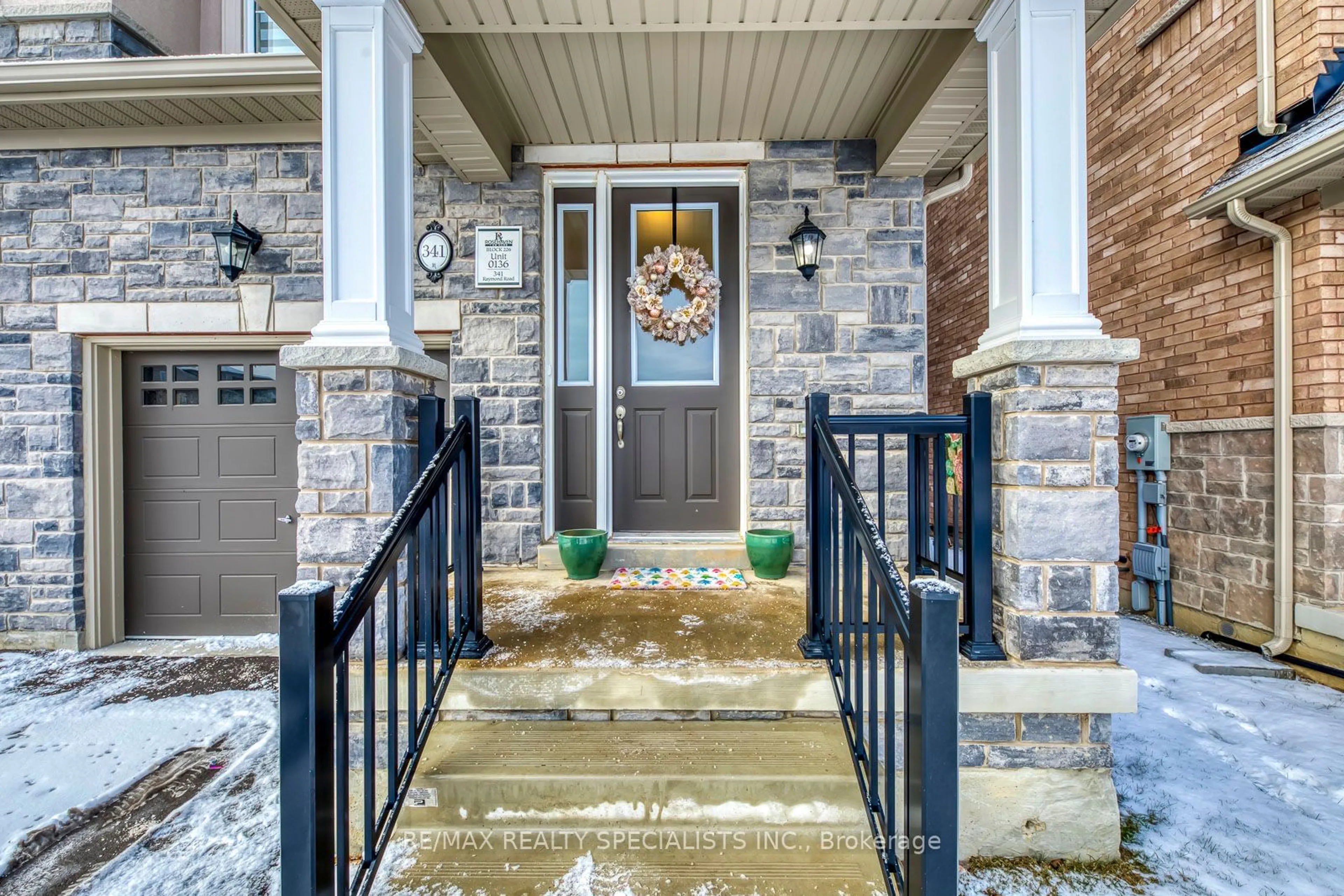 Indoor entryway for 341 Raymond Rd, Hamilton Ontario L9K 0G8