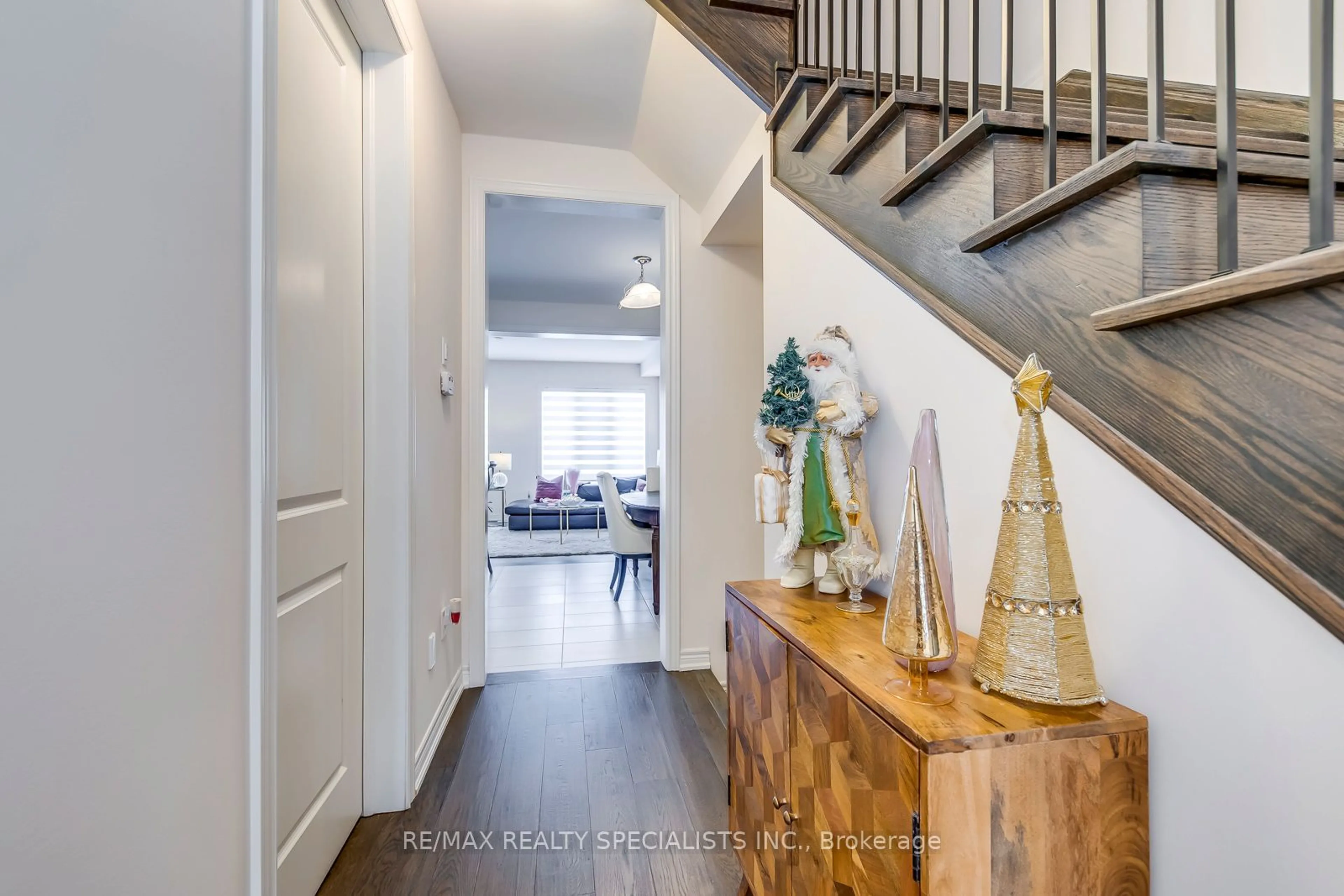 Indoor entryway for 341 Raymond Rd, Hamilton Ontario L9K 0G8