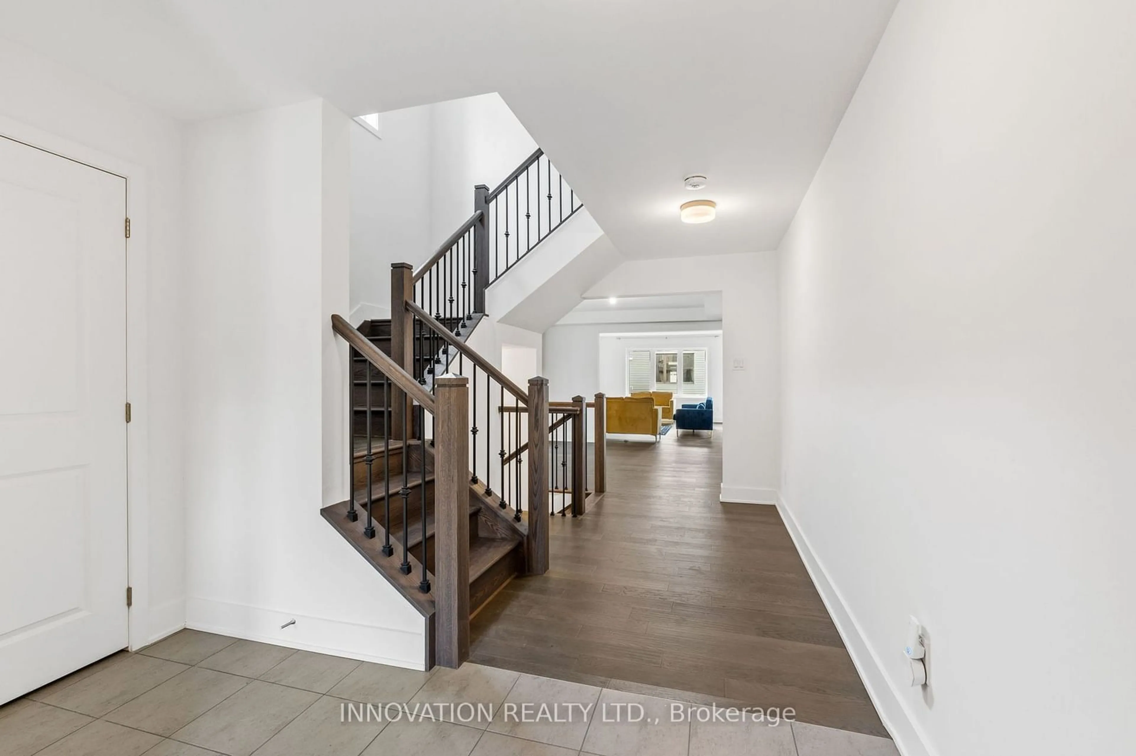 Indoor foyer for 302 Crossway Terr, Stittsville - Munster - Richmond Ontario K2S 3A8