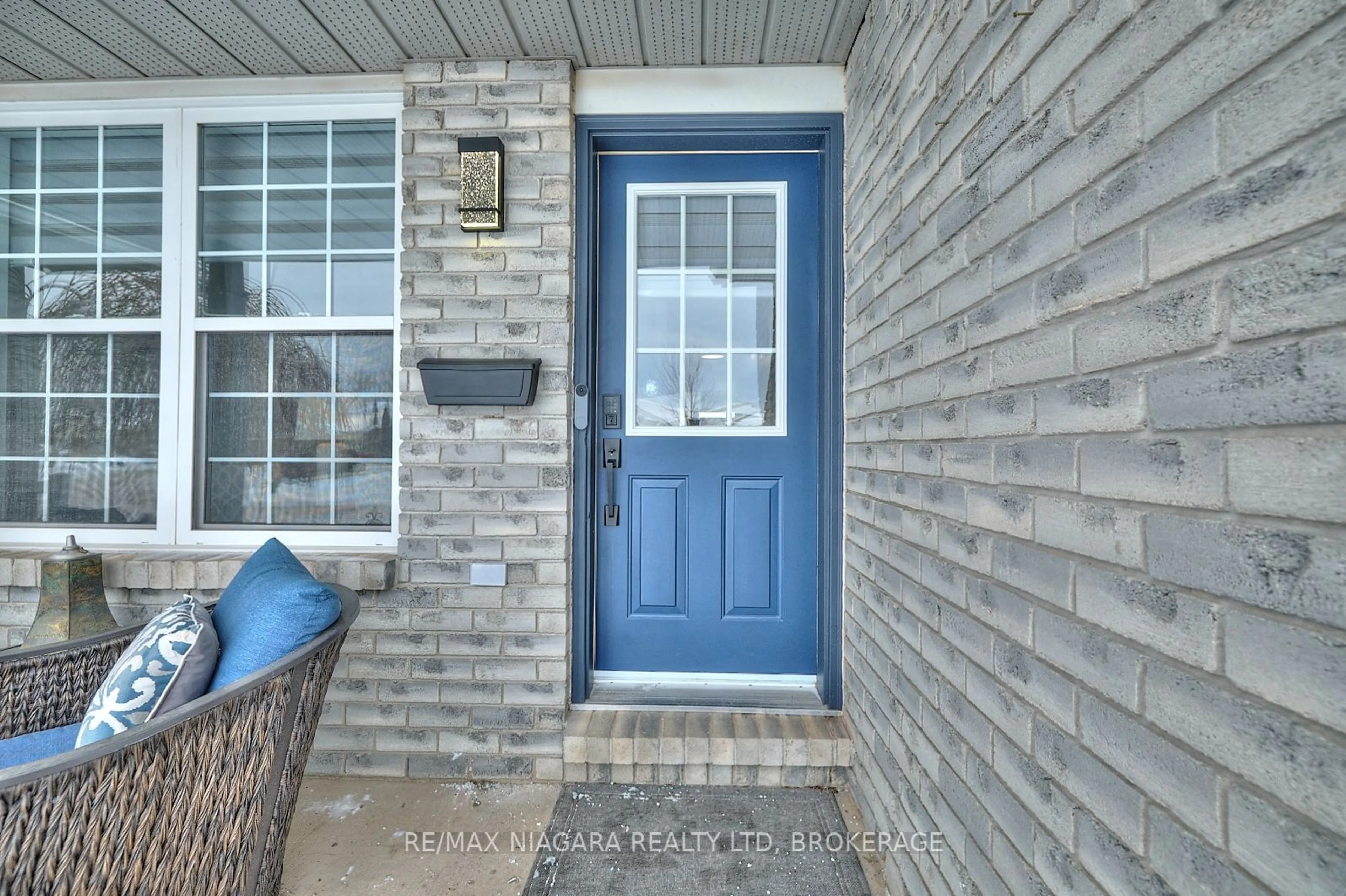 Indoor entryway for 7758 Cortina Cres, Niagara Falls Ontario L2H 3B5