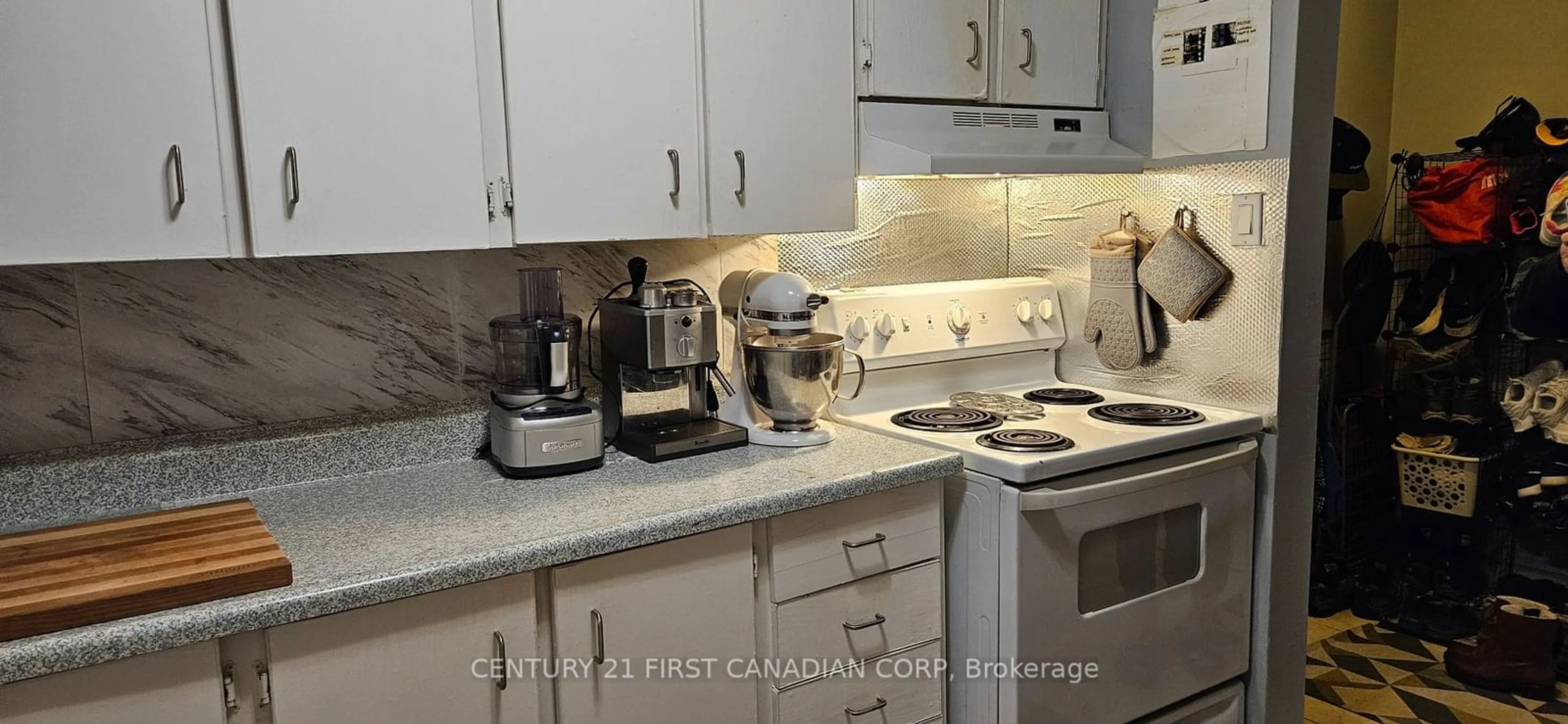 Standard kitchen, unknown for 583 Mornington Ave #504, London Ontario N5Y 3E9