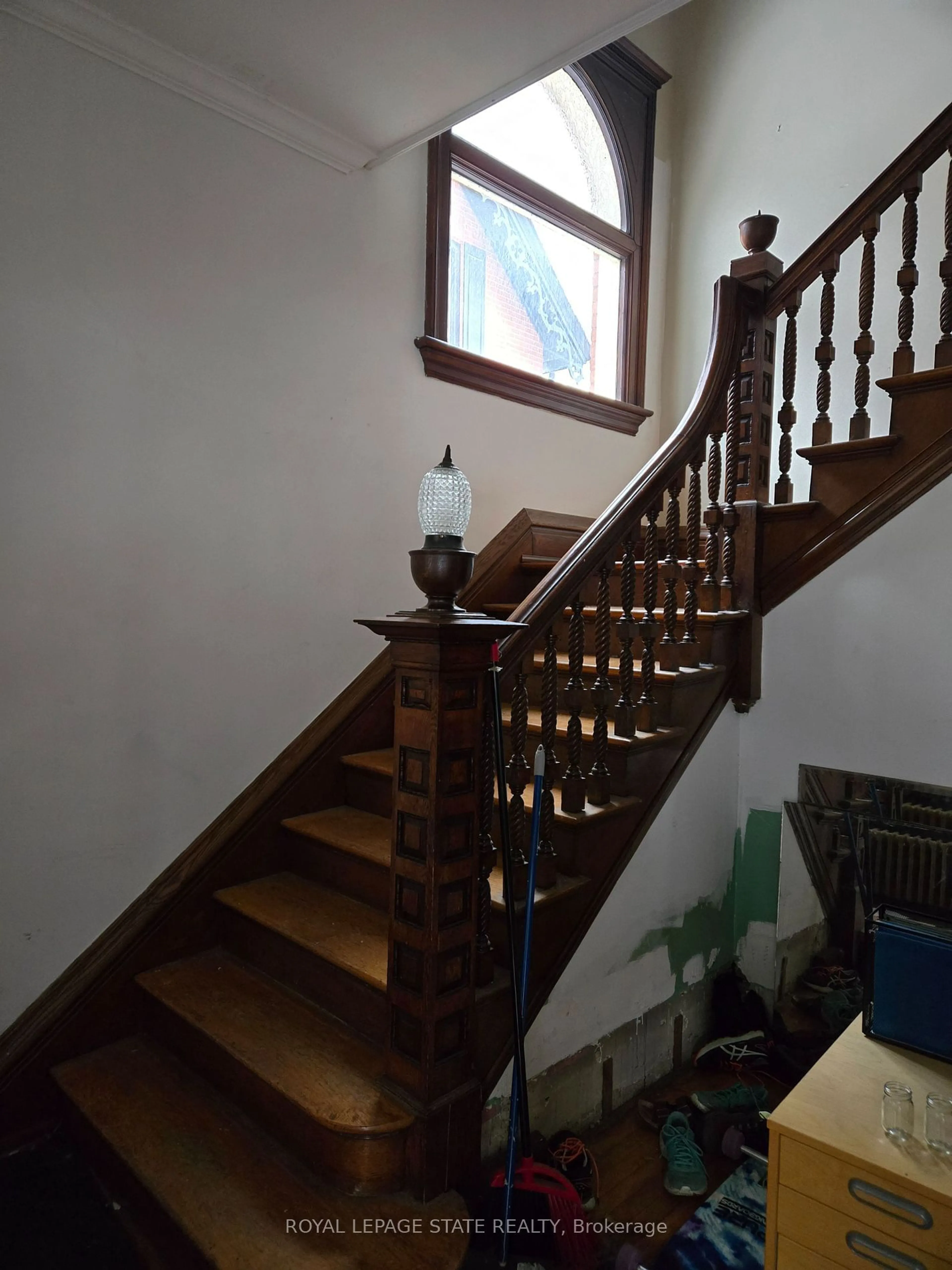 Stairs for 171 Bay St, Hamilton Ontario L8P 3H8