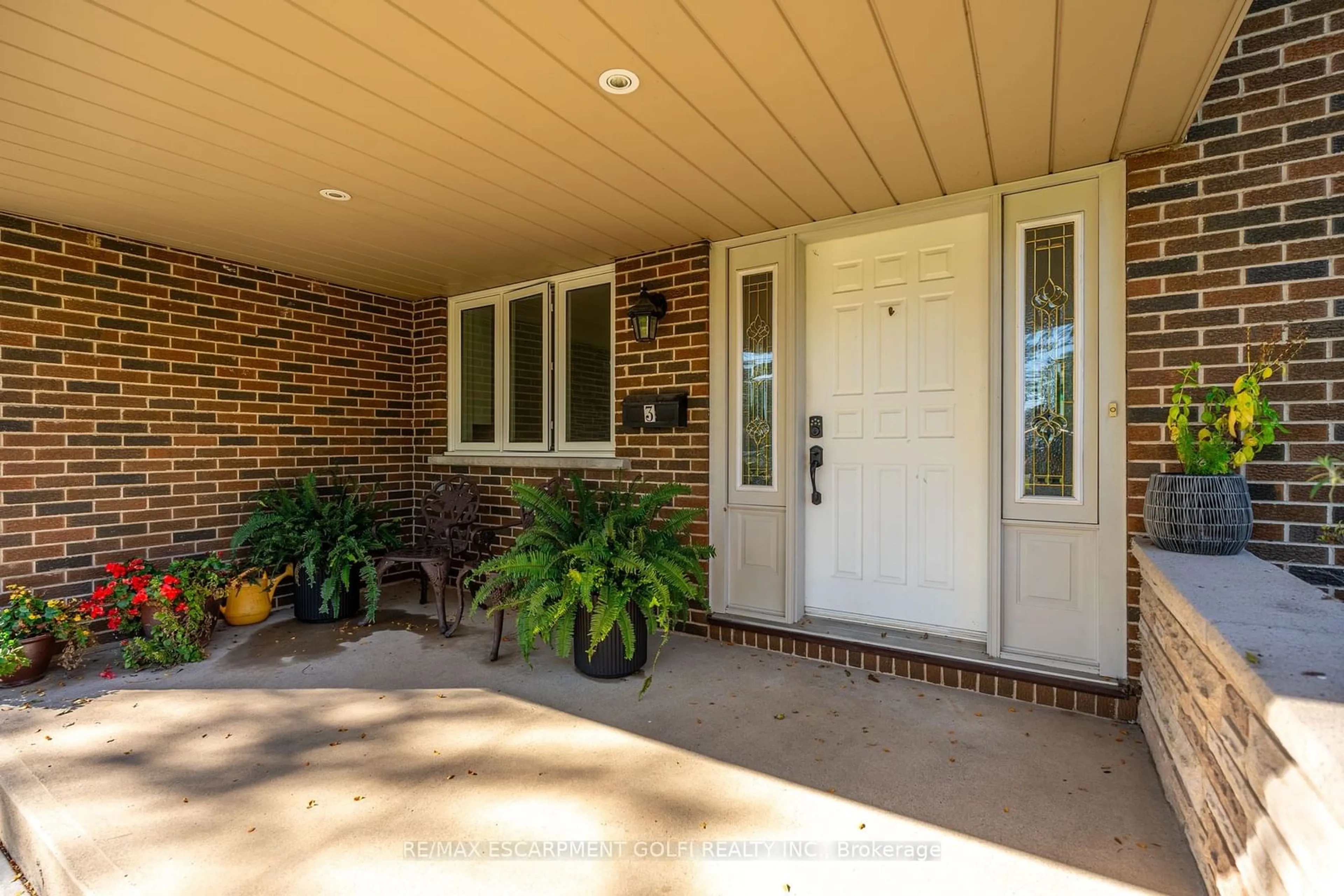 Indoor entryway for 3 Colonial Crt, St. Catharines Ontario L2N 2R2