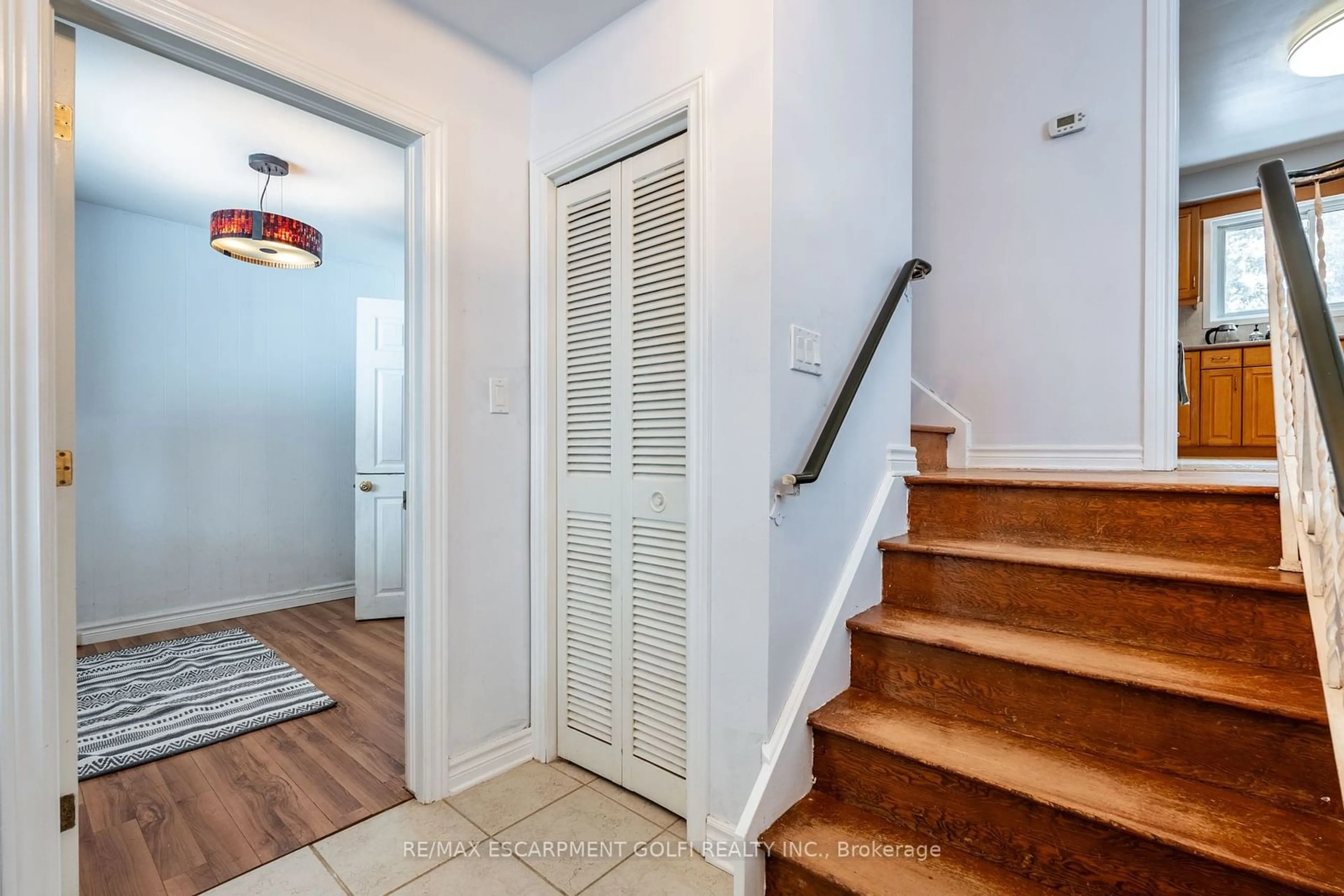 Indoor entryway for 3 Colonial Crt, St. Catharines Ontario L2N 2R2