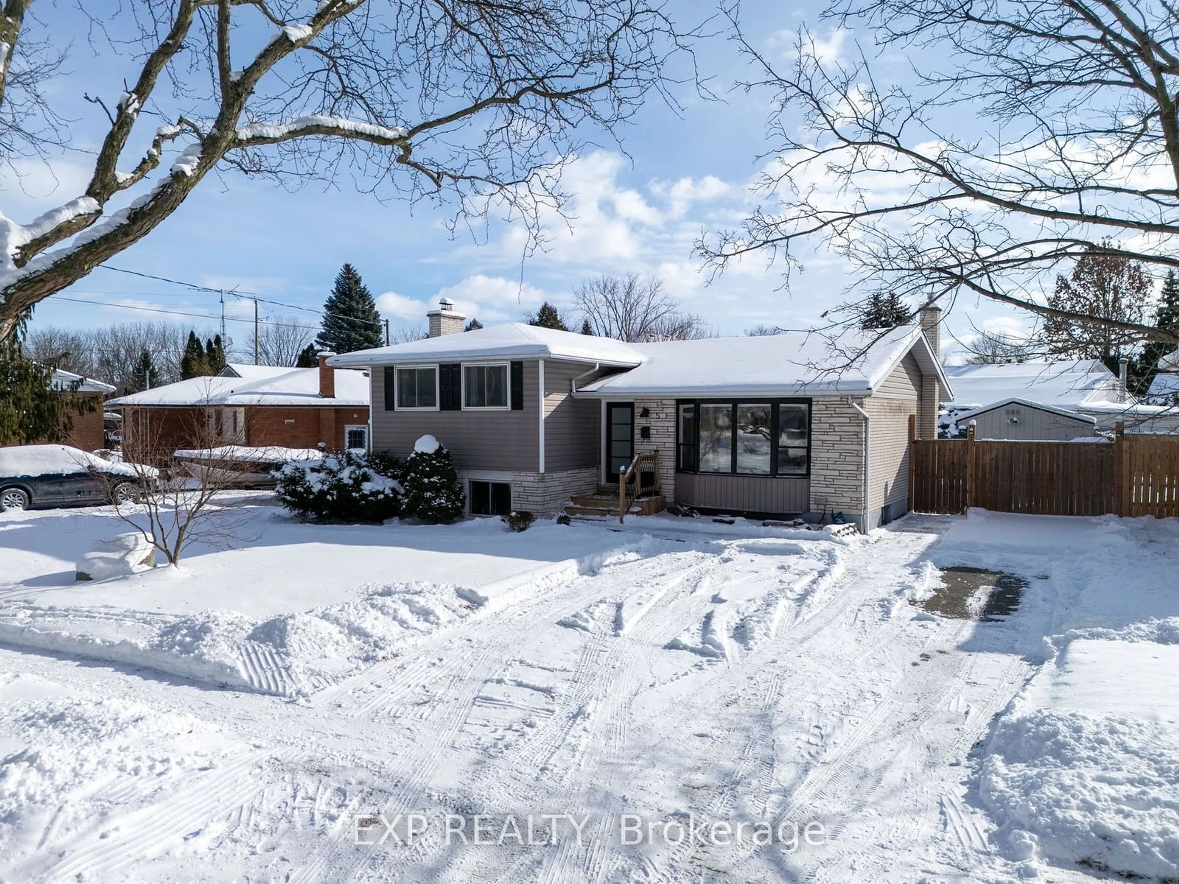 A pic from outside/outdoor area/front of a property/back of a property/a pic from drone, street for 5 Cindy Dr, St. Catharines Ontario L2M 6J8