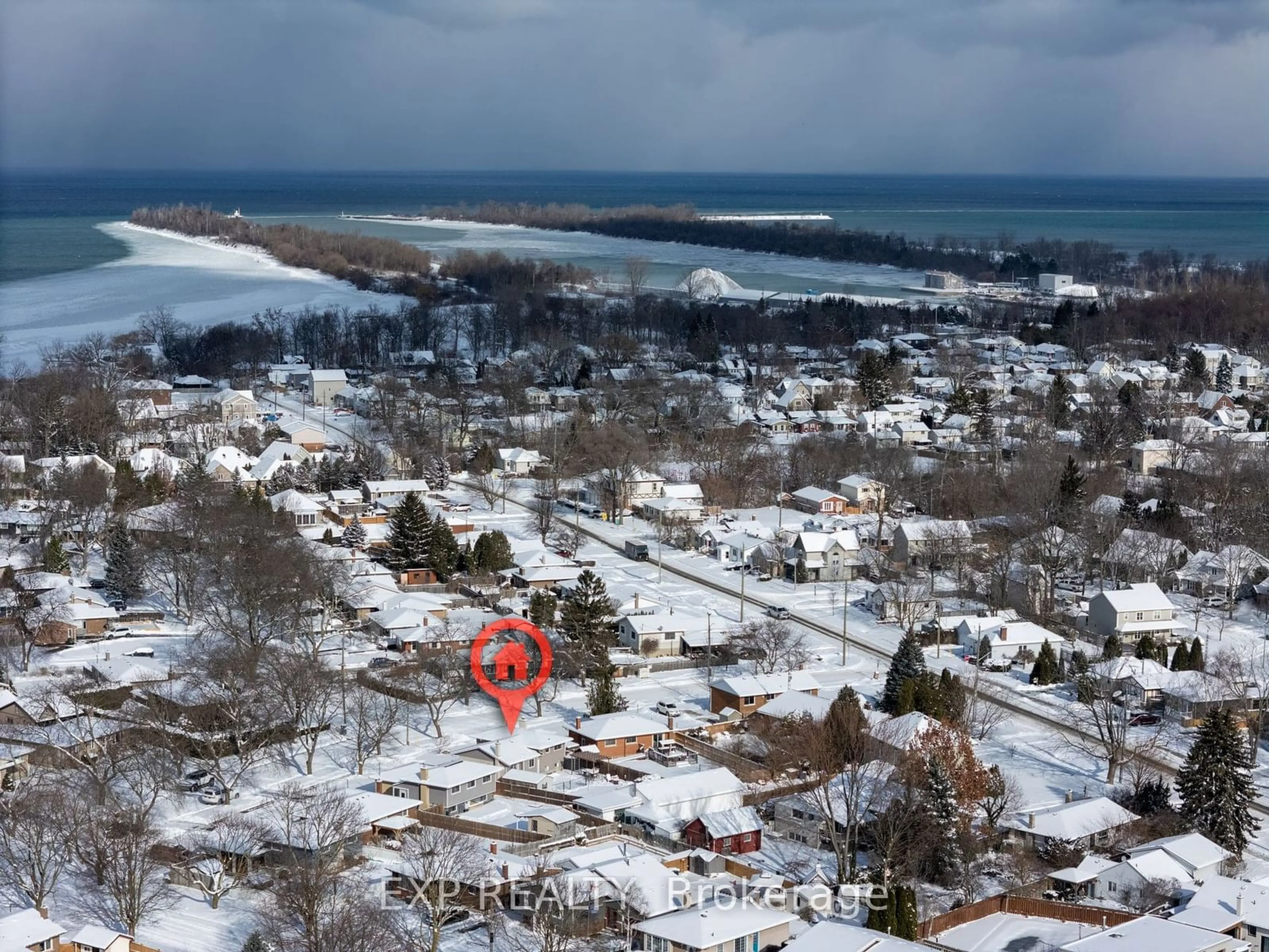 A pic from outside/outdoor area/front of a property/back of a property/a pic from drone, unknown for 5 Cindy Dr, St. Catharines Ontario L2M 6J8