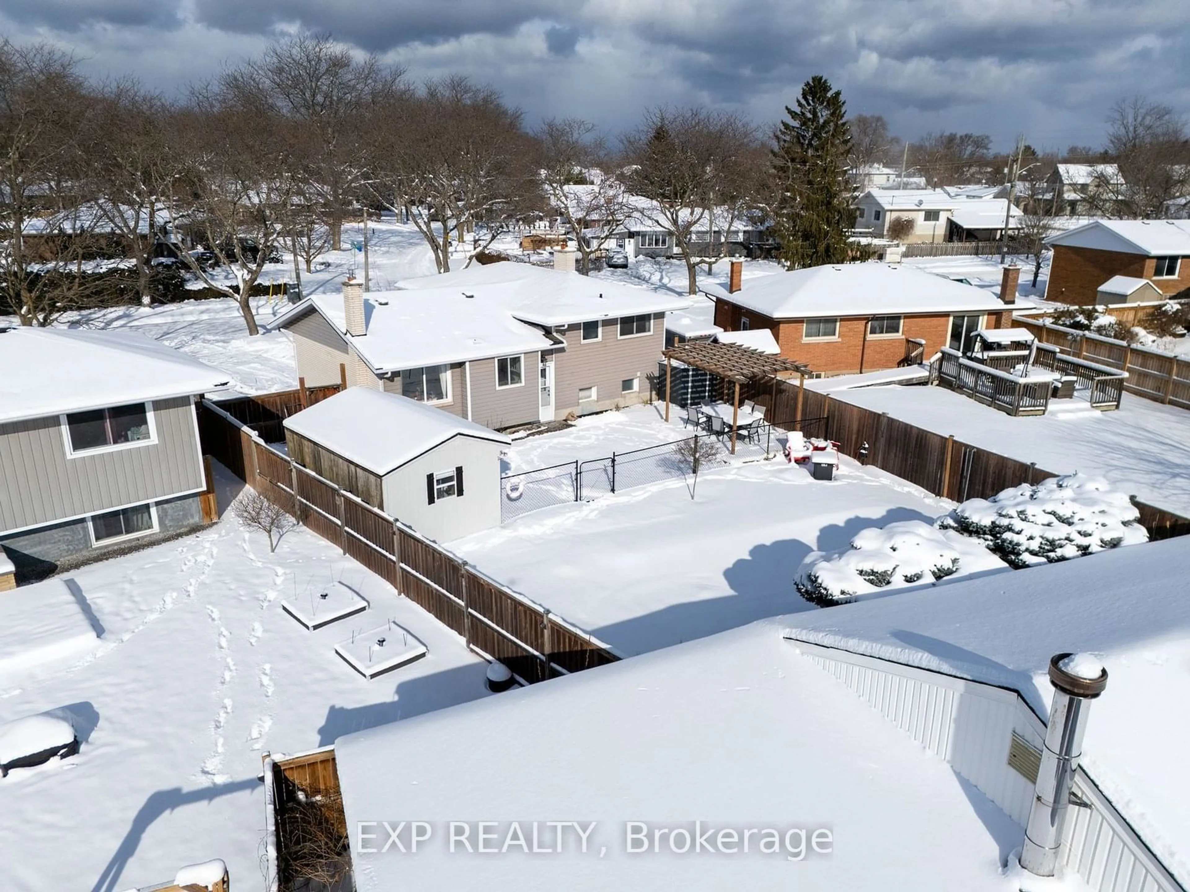 A pic from outside/outdoor area/front of a property/back of a property/a pic from drone, unknown for 5 Cindy Dr, St. Catharines Ontario L2M 6J8