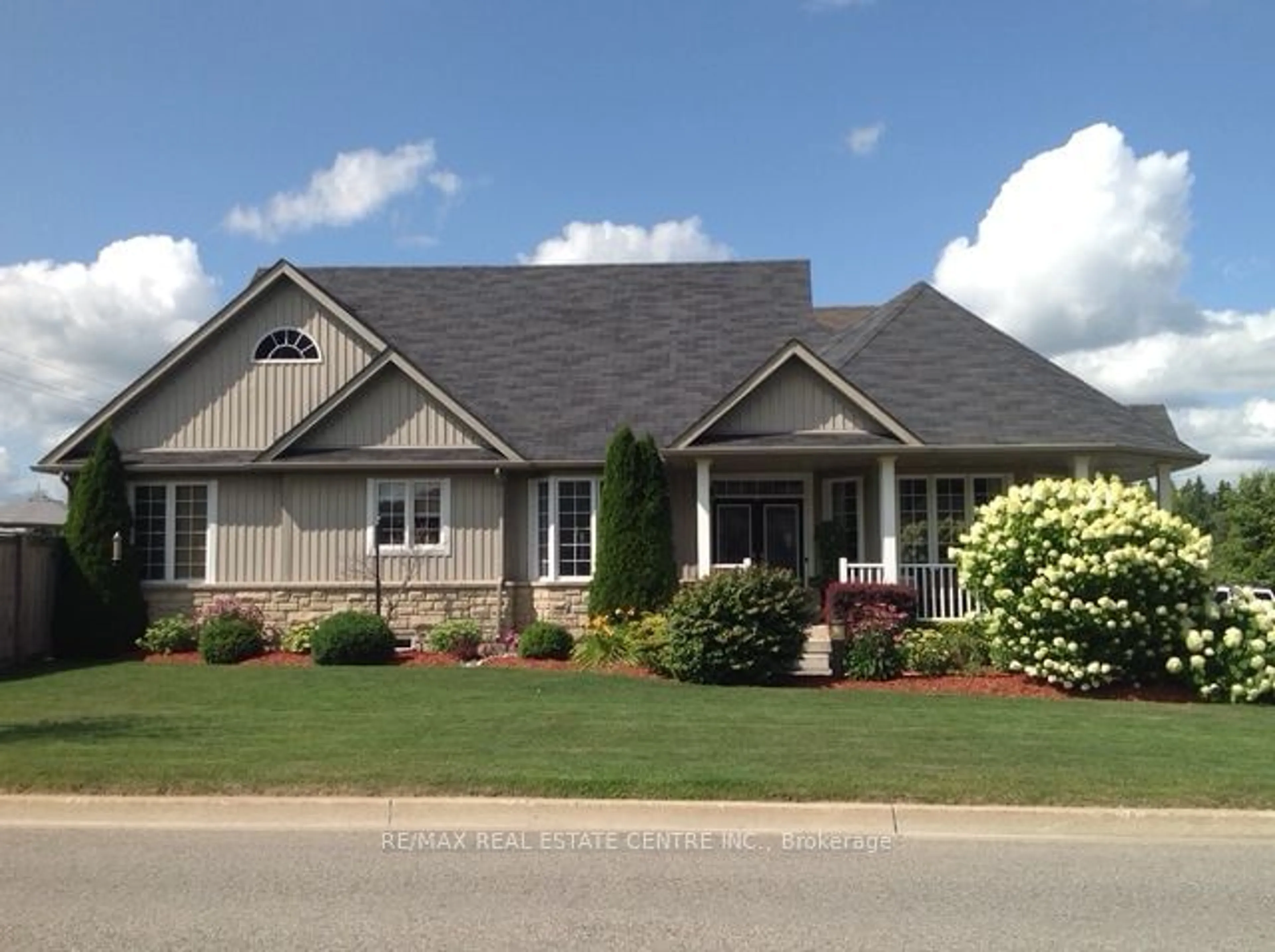 Home with vinyl exterior material, street for 176 Berry St, Shelburne Ontario L9V 3E1