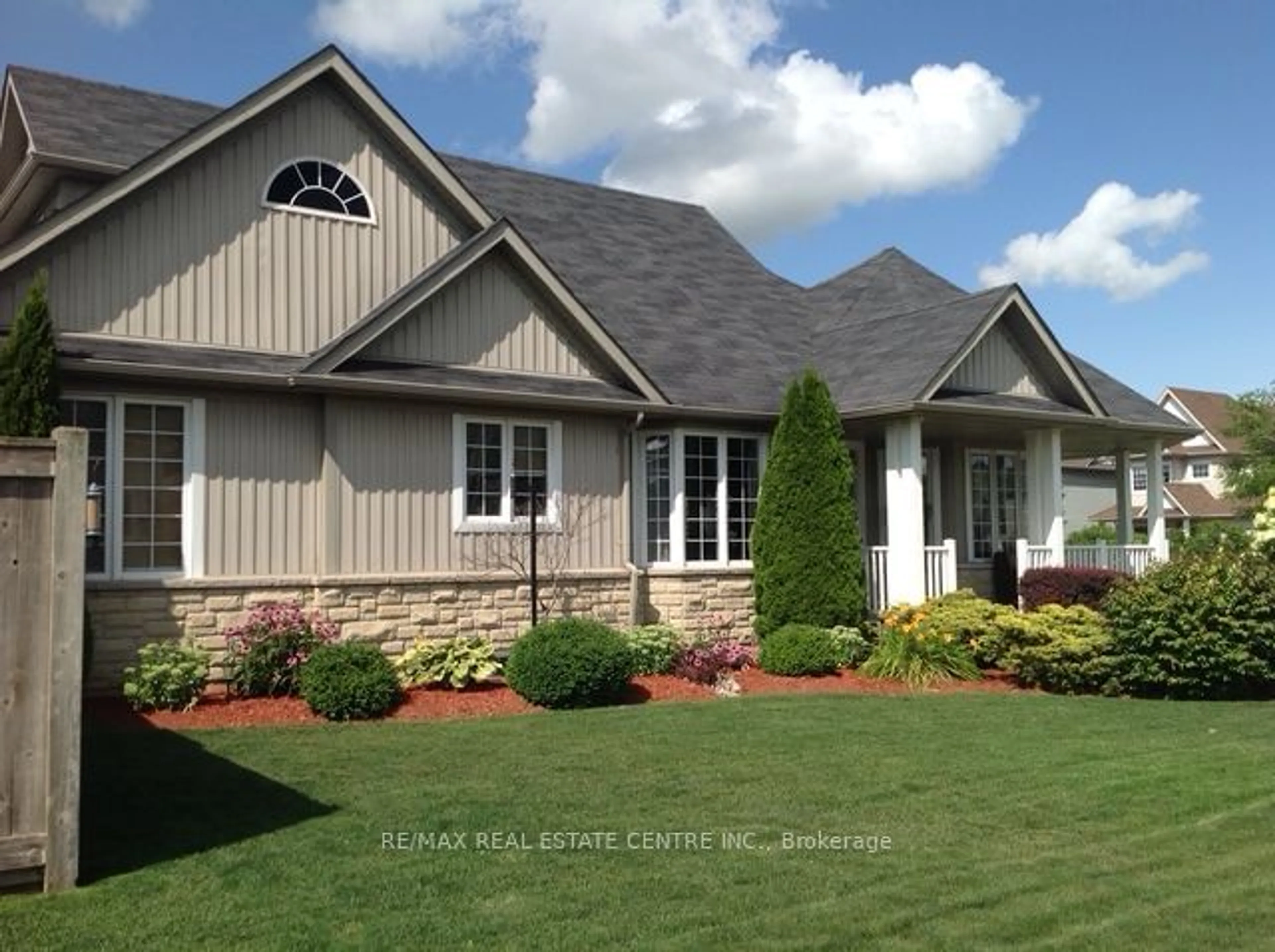 Home with vinyl exterior material, street for 176 Berry St, Shelburne Ontario L9V 3E1