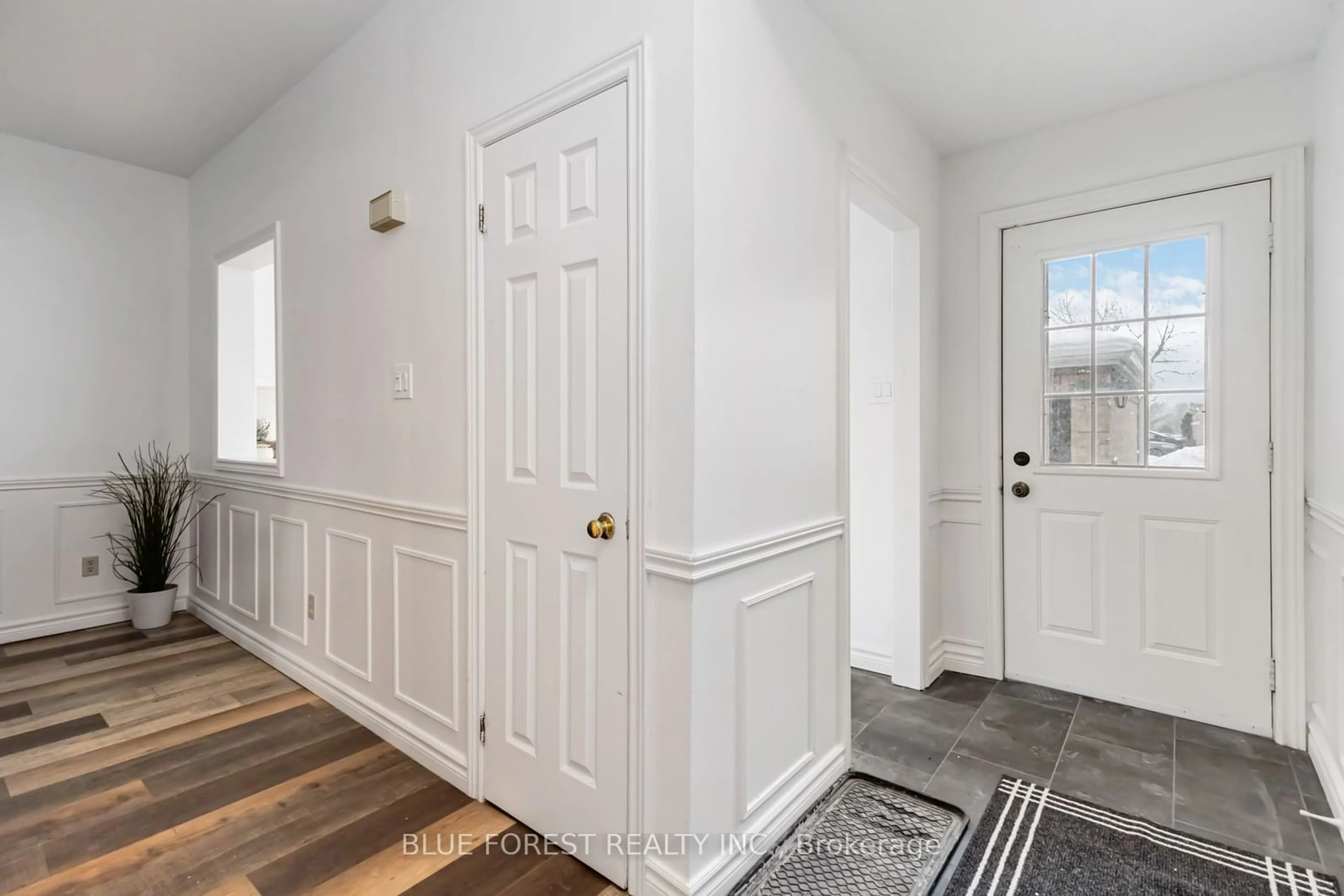 Indoor entryway for 1570 Richmond St #44, London Ontario N6G 4W2