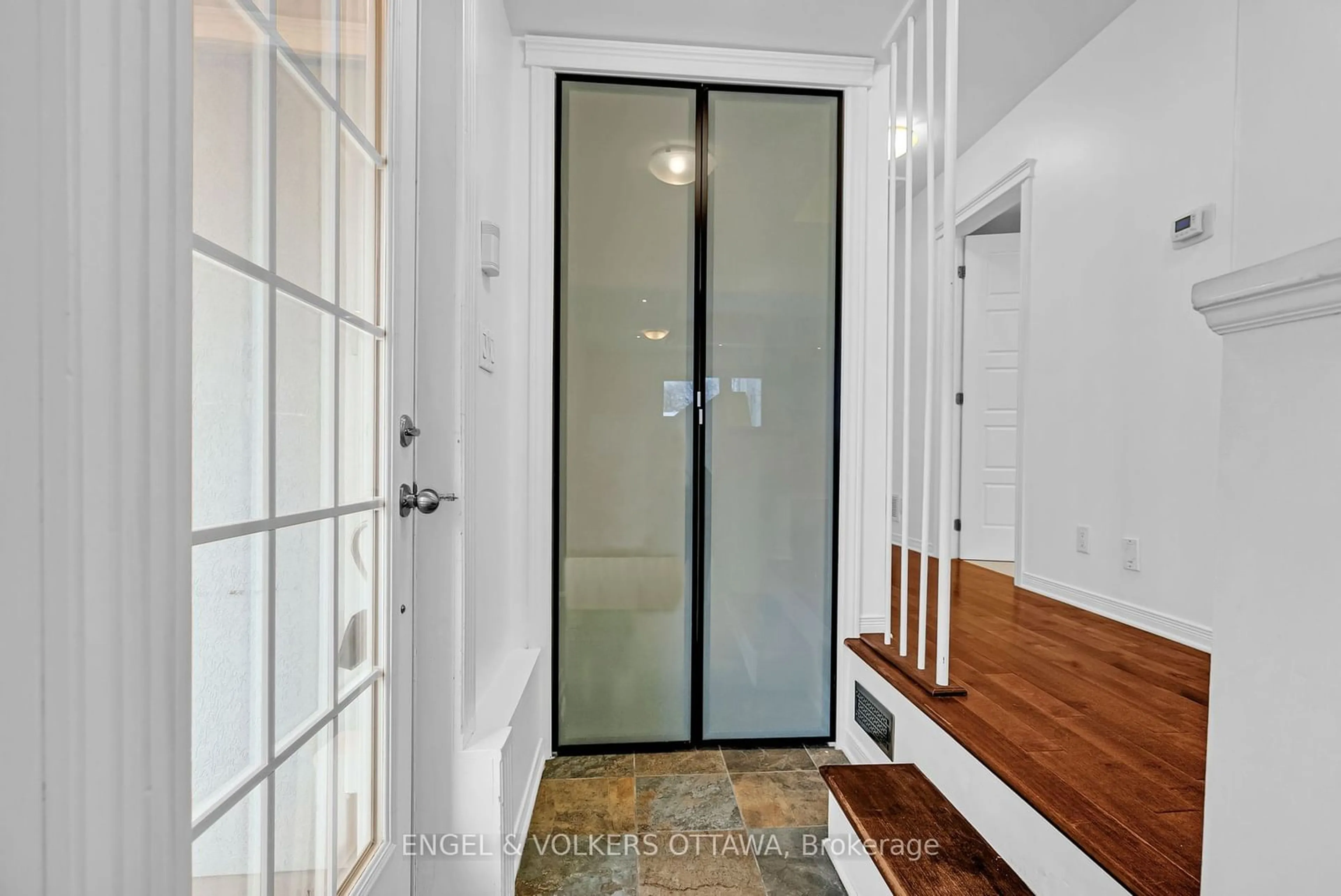 Indoor entryway for 687 Roosevelt Ave, Carlingwood - Westboro and Area Ontario K2A 2A8