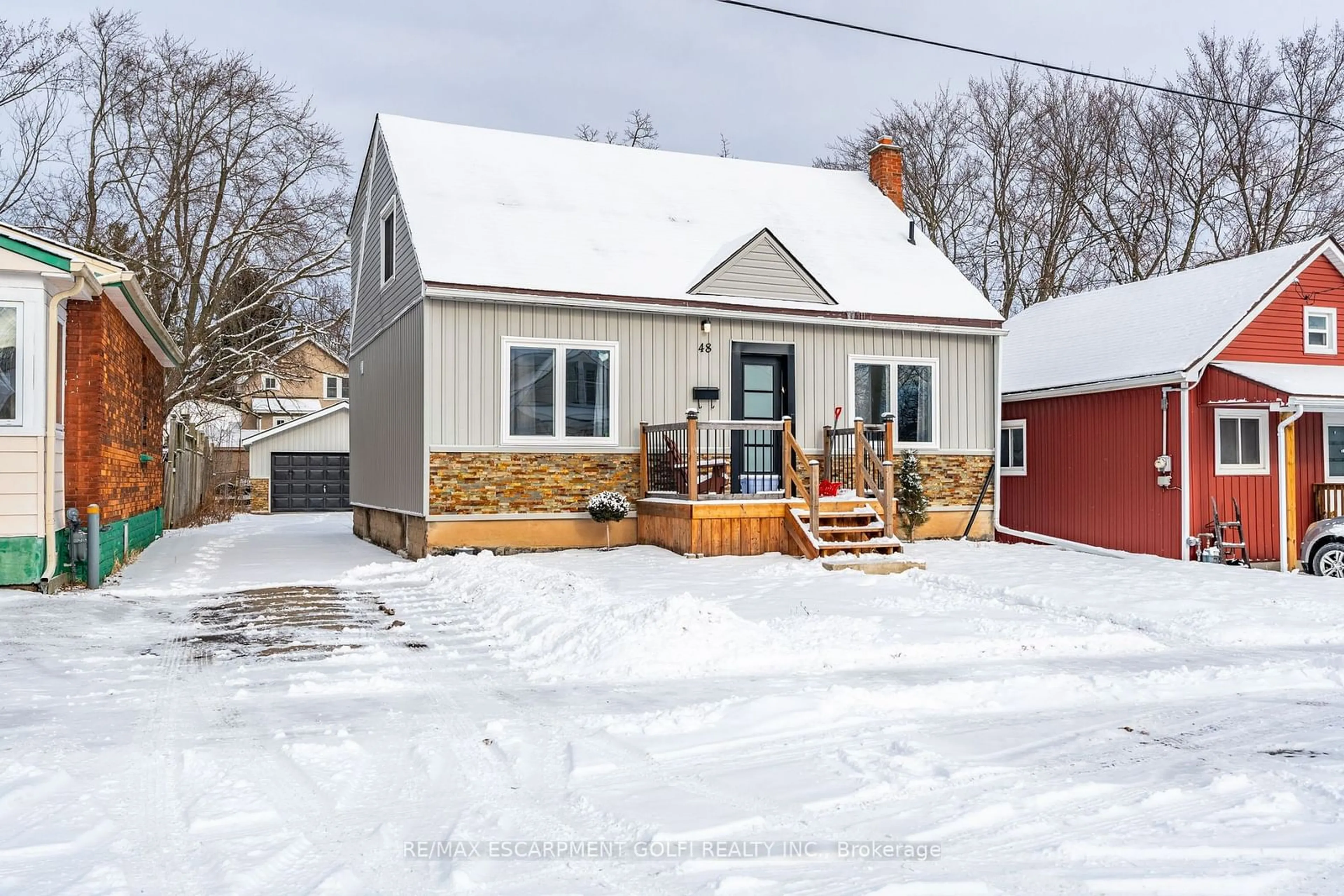 A pic from outside/outdoor area/front of a property/back of a property/a pic from drone, street for 48 McCormick St, Welland Ontario L3C 4L9