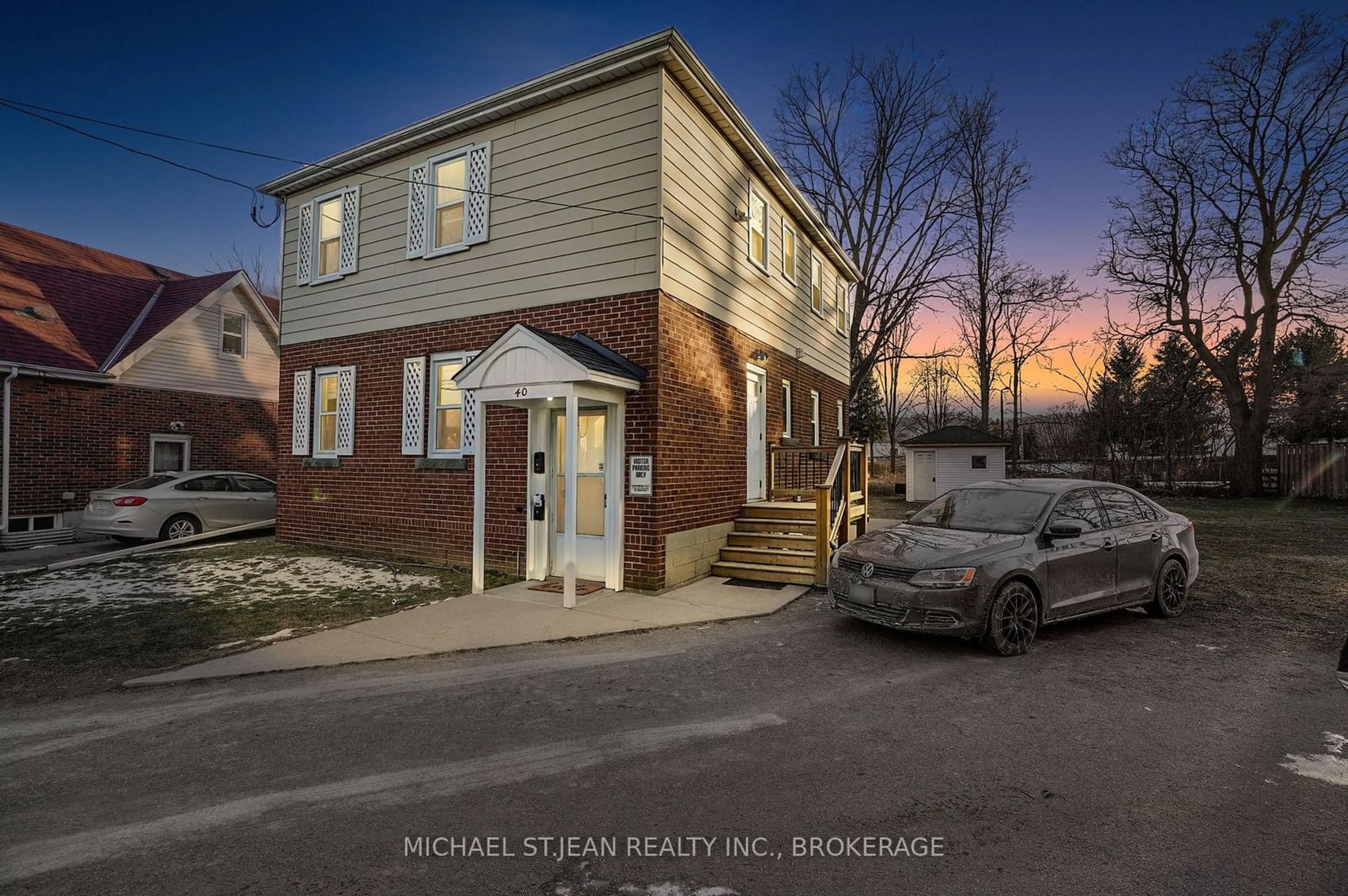 A pic from outside/outdoor area/front of a property/back of a property/a pic from drone, street for 40 Kingsmount St, Hamilton Ontario L8S 3B3