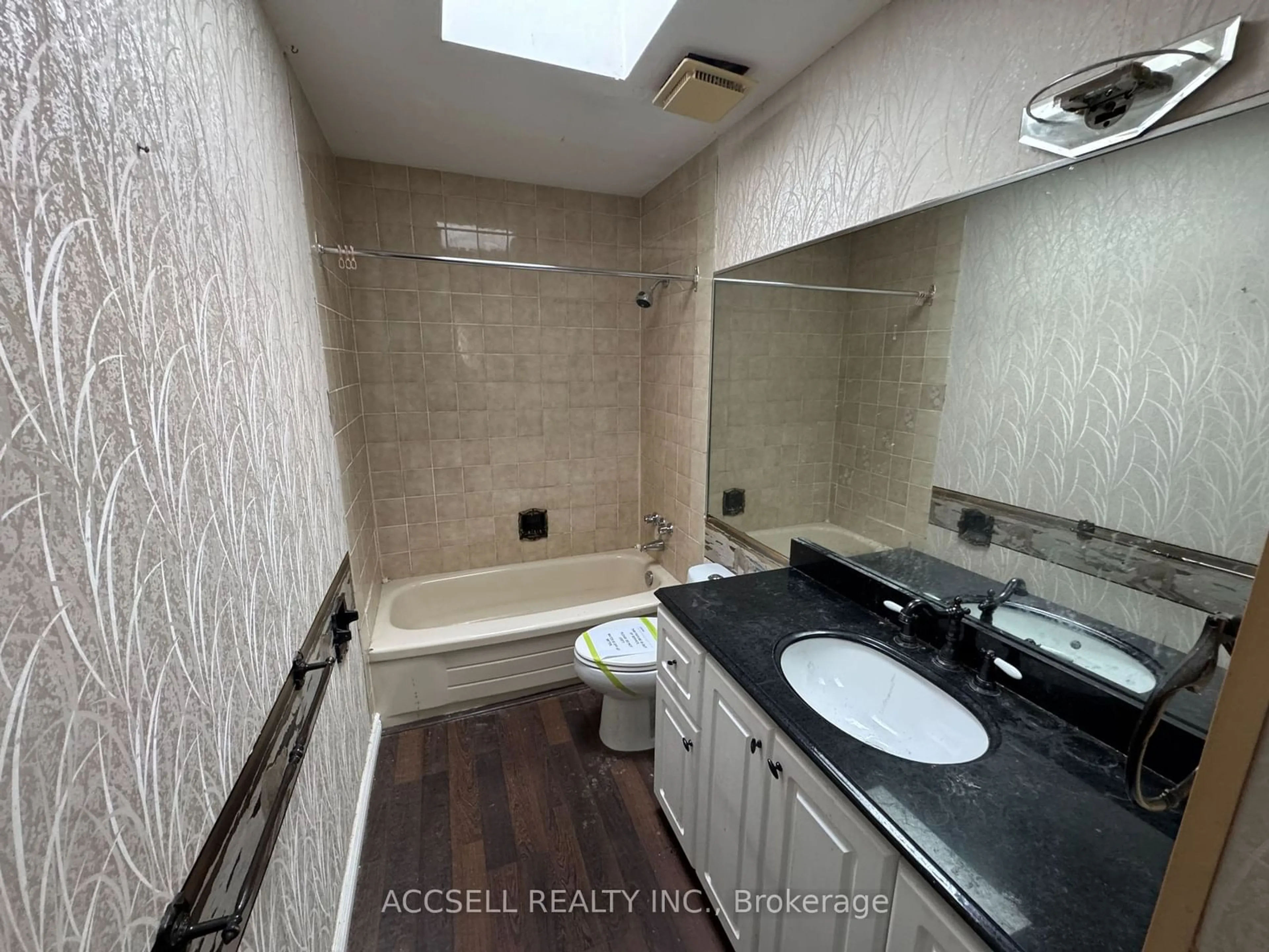 Standard bathroom, ceramic/tile floor for 4 Banting Cres, London Ontario N6G 4G2