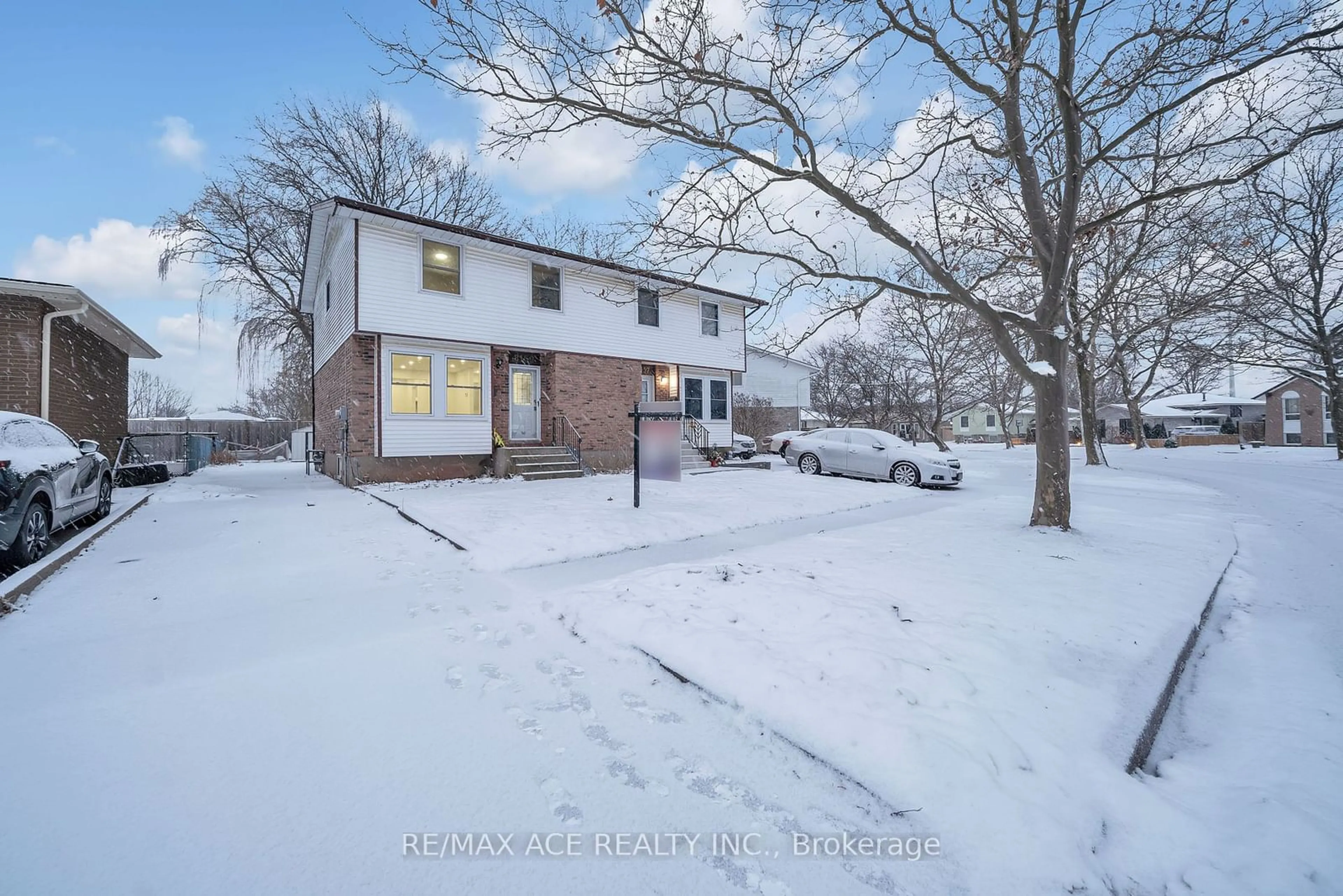 A pic from outside/outdoor area/front of a property/back of a property/a pic from drone, street for 8159 Lynhurst Dr, Niagara Falls Ontario L2H 2A3