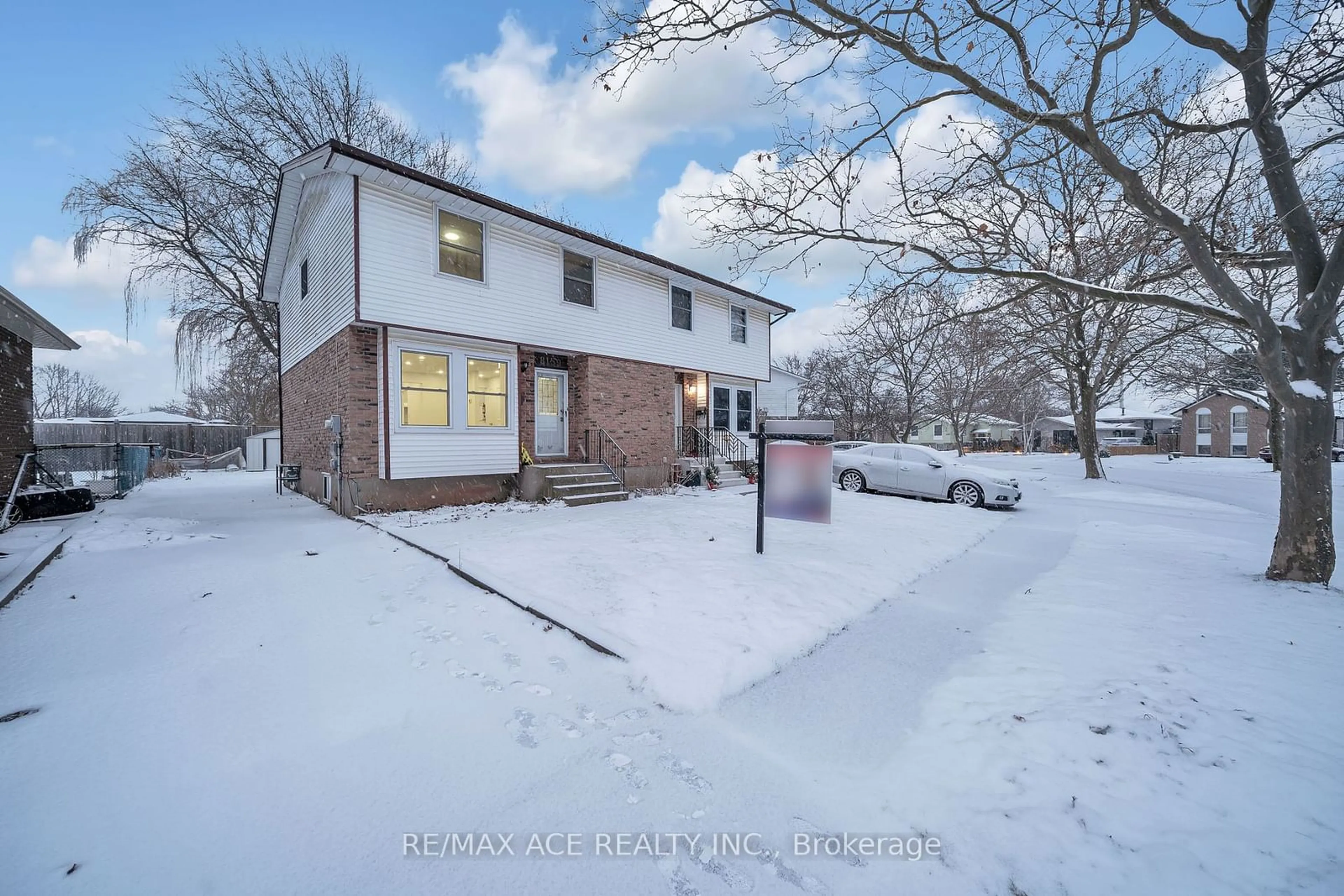 A pic from outside/outdoor area/front of a property/back of a property/a pic from drone, street for 8159 Lynhurst Dr, Niagara Falls Ontario L2H 2A3