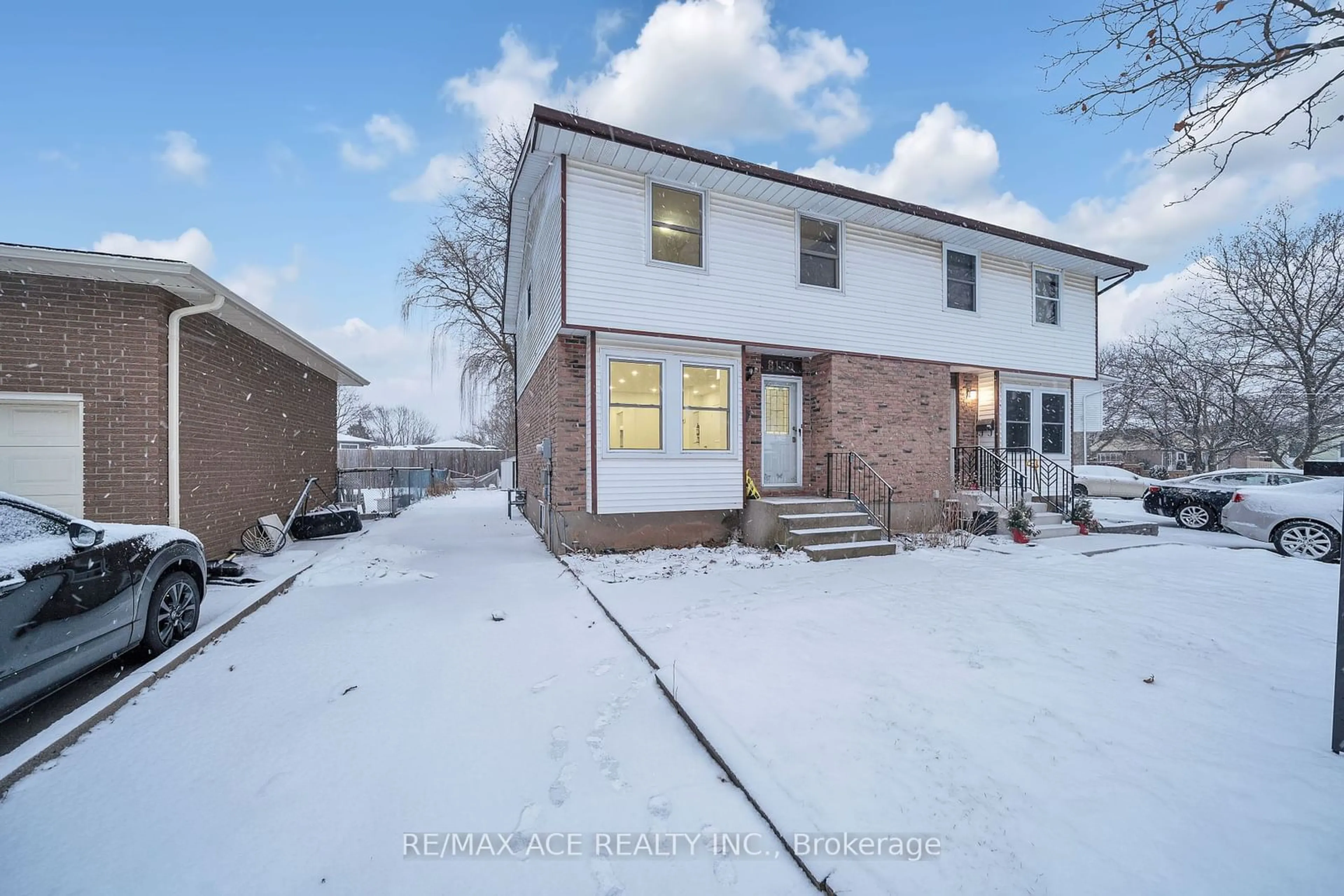 A pic from outside/outdoor area/front of a property/back of a property/a pic from drone, street for 8159 Lynhurst Dr, Niagara Falls Ontario L2H 2A3