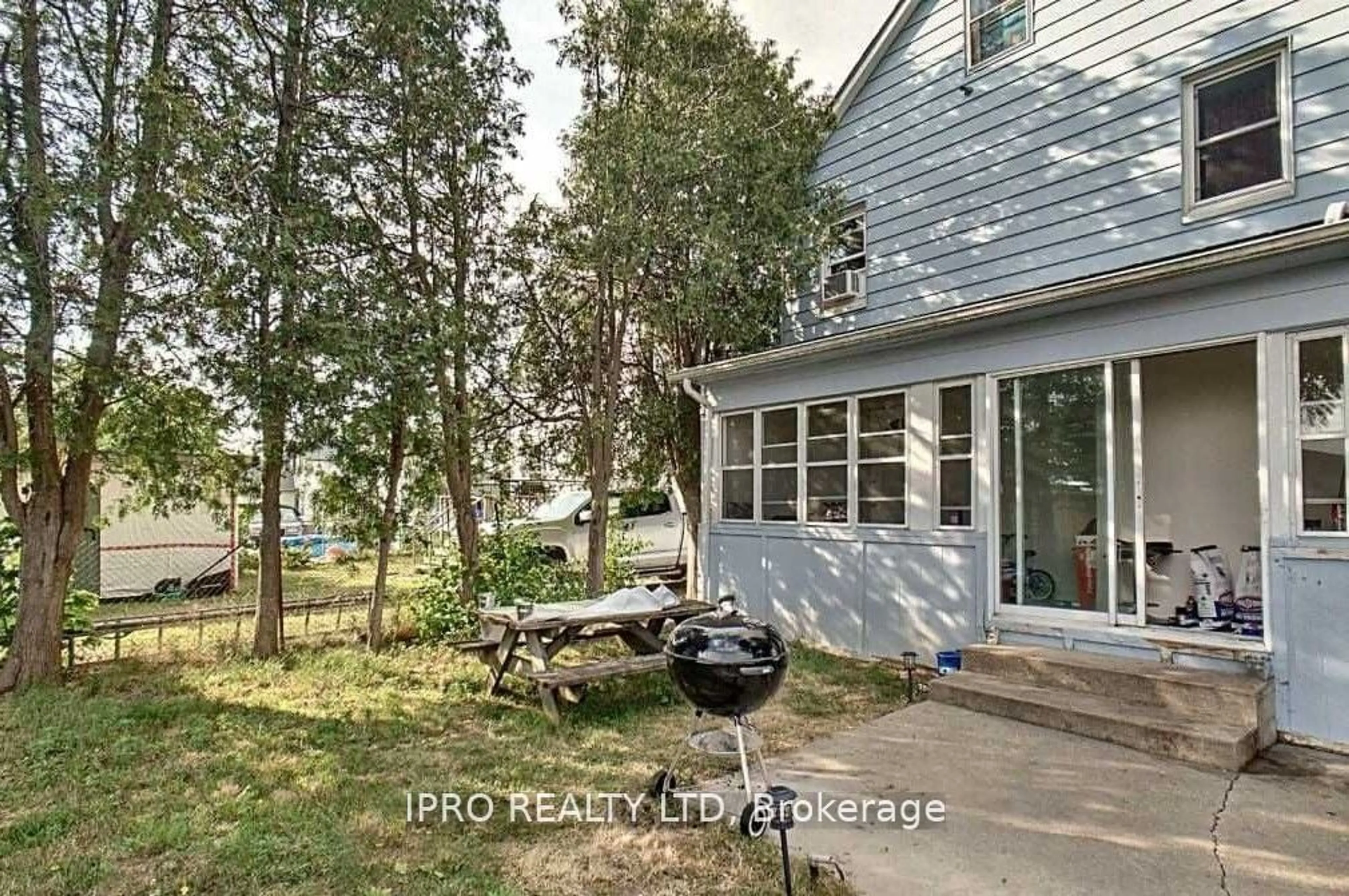 Patio, water/lake/river/ocean view for 31 Elmwood Ave, Cambridge Ontario N1R 4X9