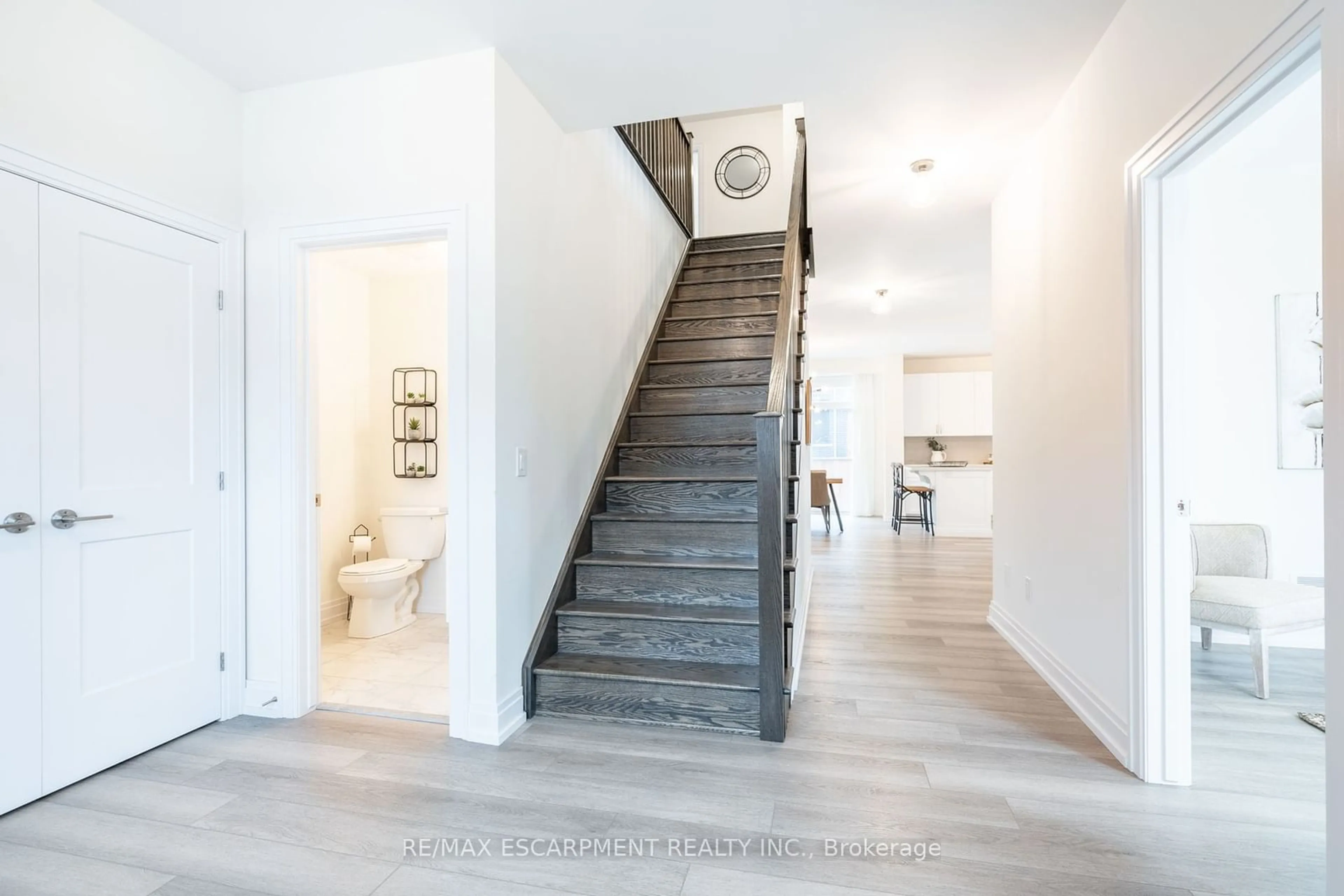 Indoor entryway for 45 Great Falls Blvd, Hamilton Ontario L8B 1X8