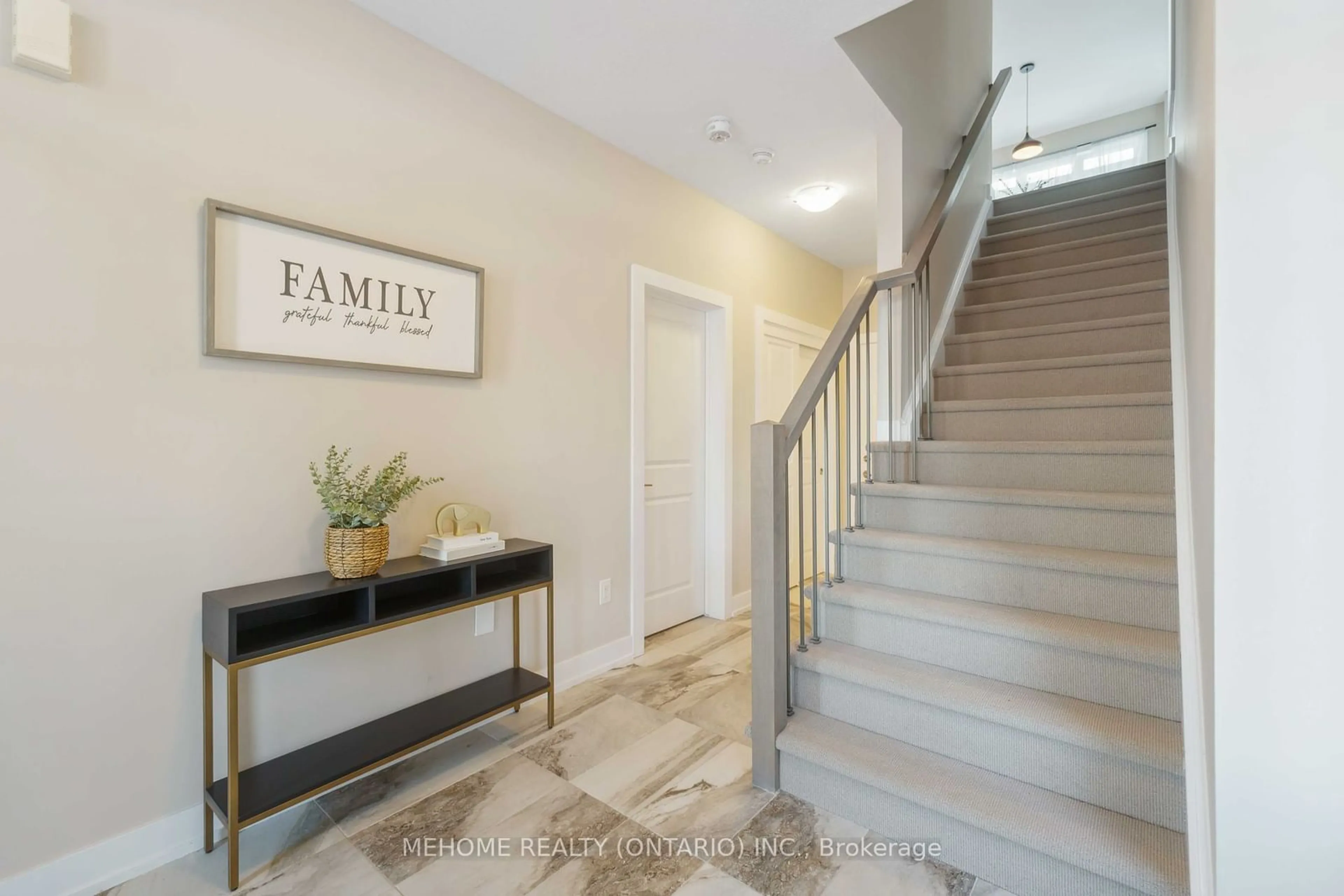 Indoor entryway for 306 Hunter Rd, Grimsby Ontario L3M 0H2