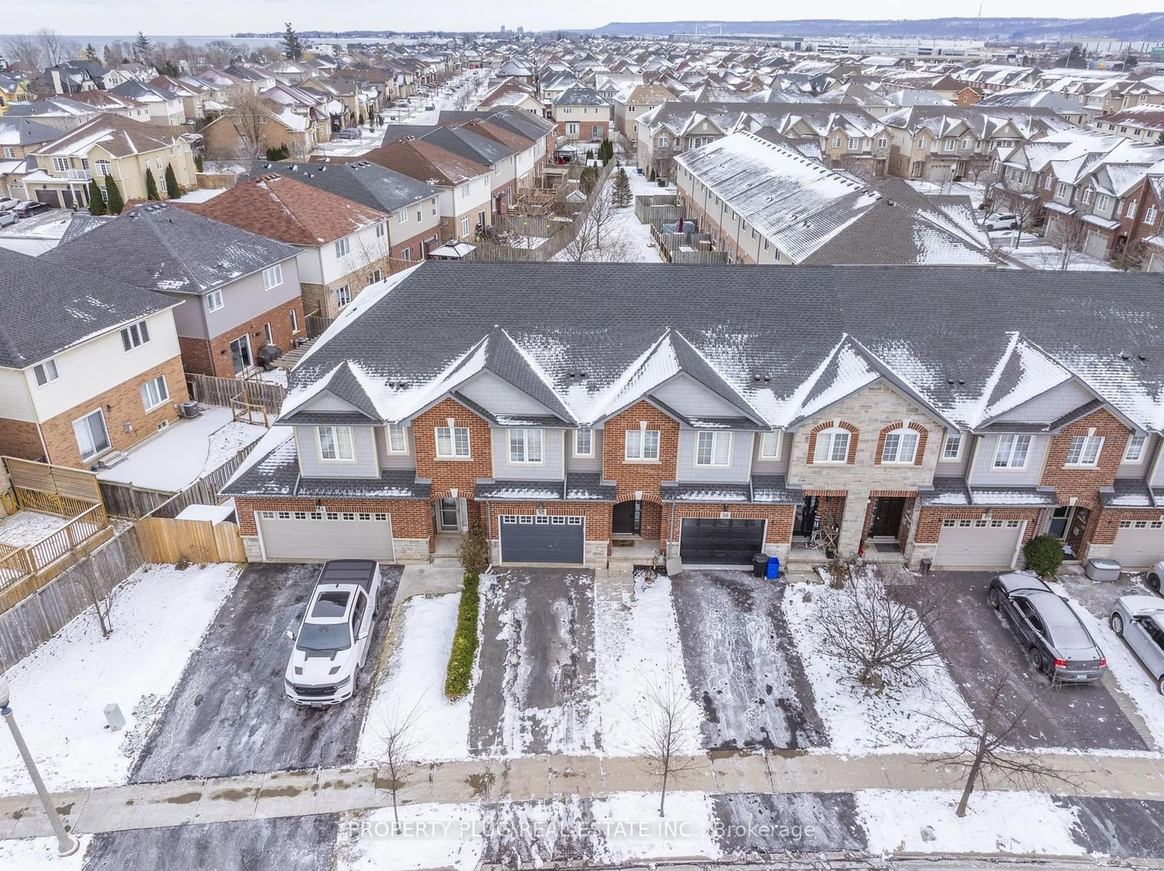 A pic from outside/outdoor area/front of a property/back of a property/a pic from drone, street for 52 Dartmouth Gate, Hamilton Ontario L8E 0B9