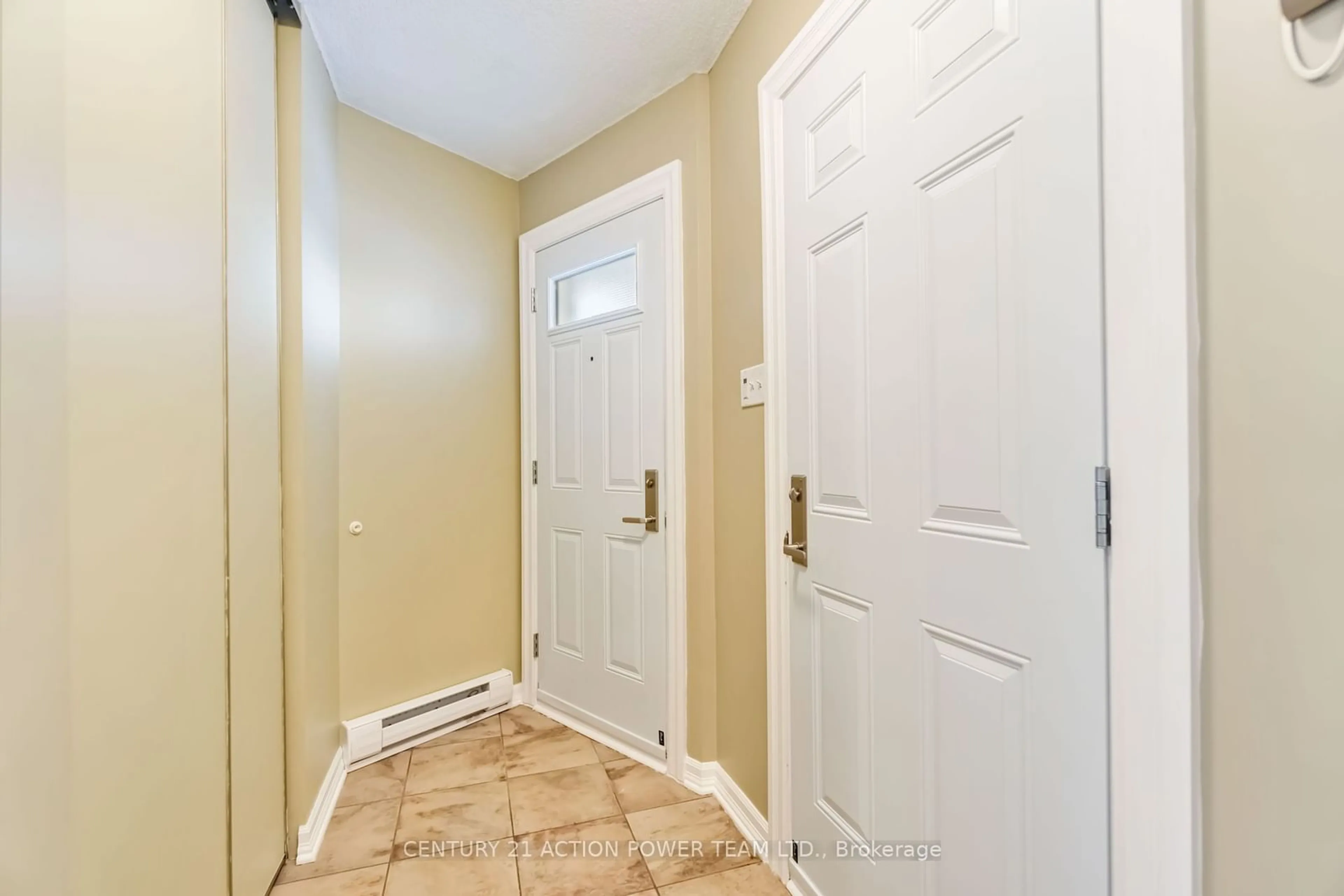 Indoor entryway for 623 St Louis St, Clarence-Rockland Ontario K4K 1K3