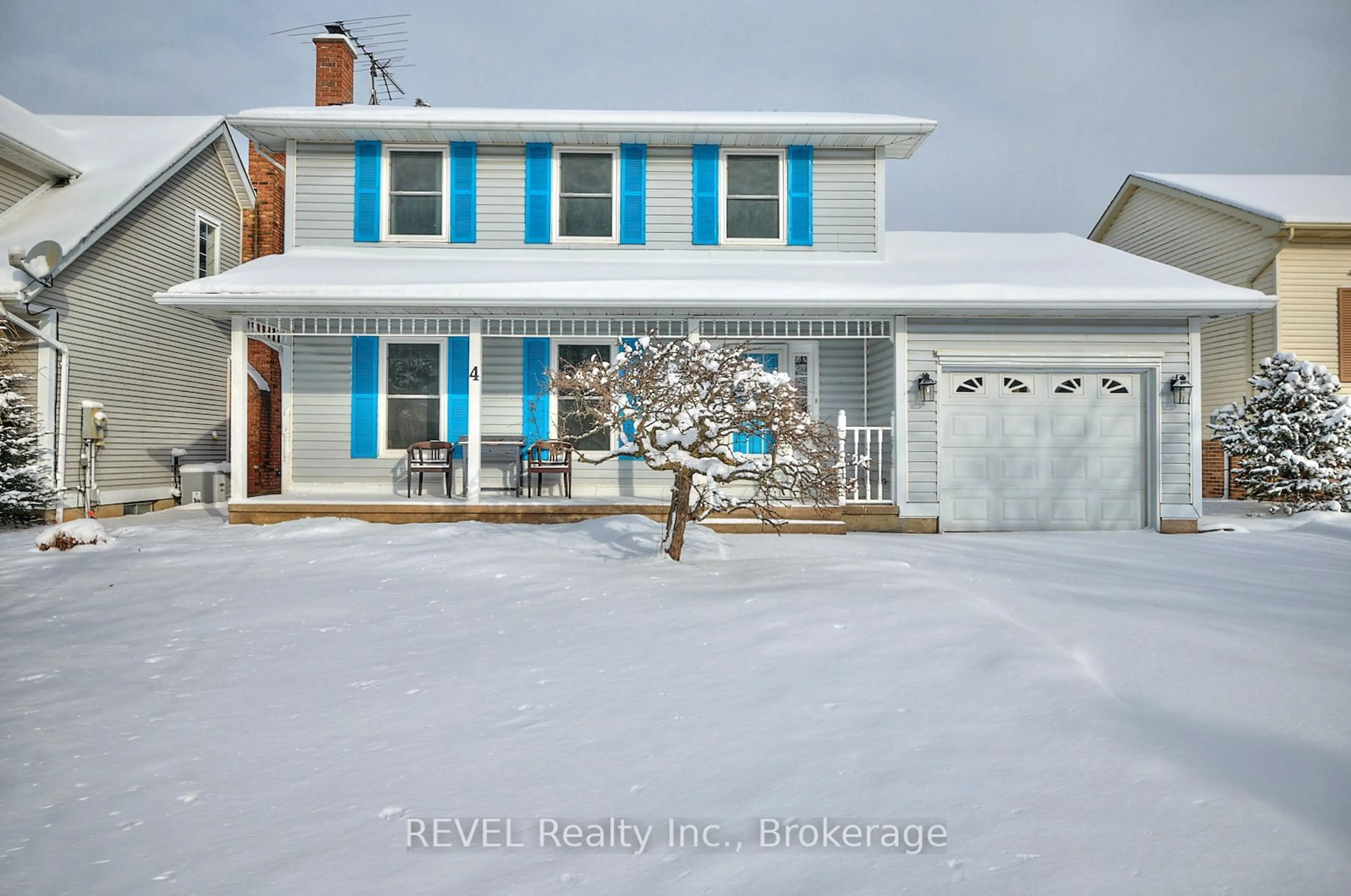 Home with vinyl exterior material, street for 4 Grange Cres, Niagara-on-the-Lake Ontario L0S 1J0