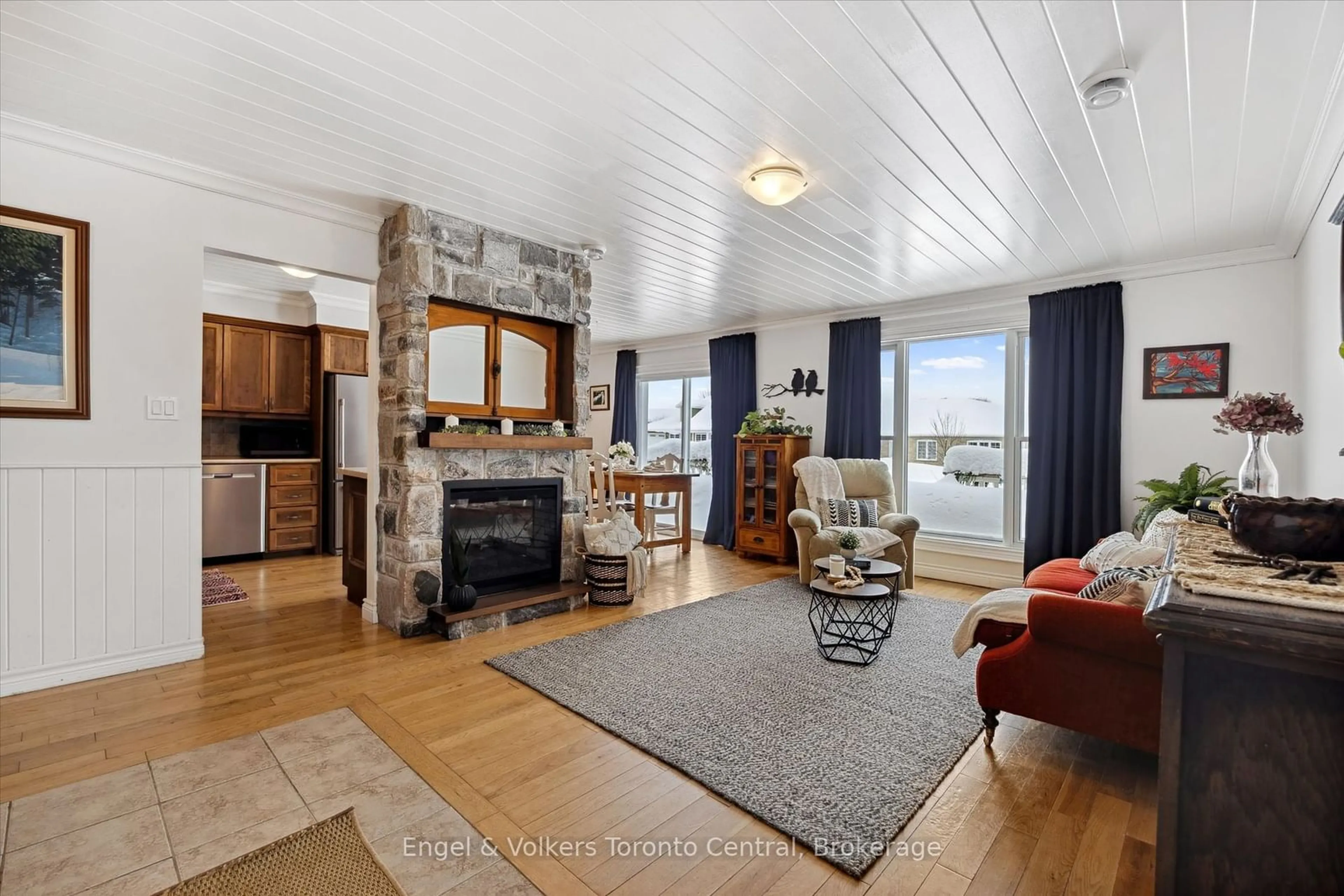 Living room with furniture, unknown for 27 Lankin Ave, Bracebridge Ontario P1L 1Y4