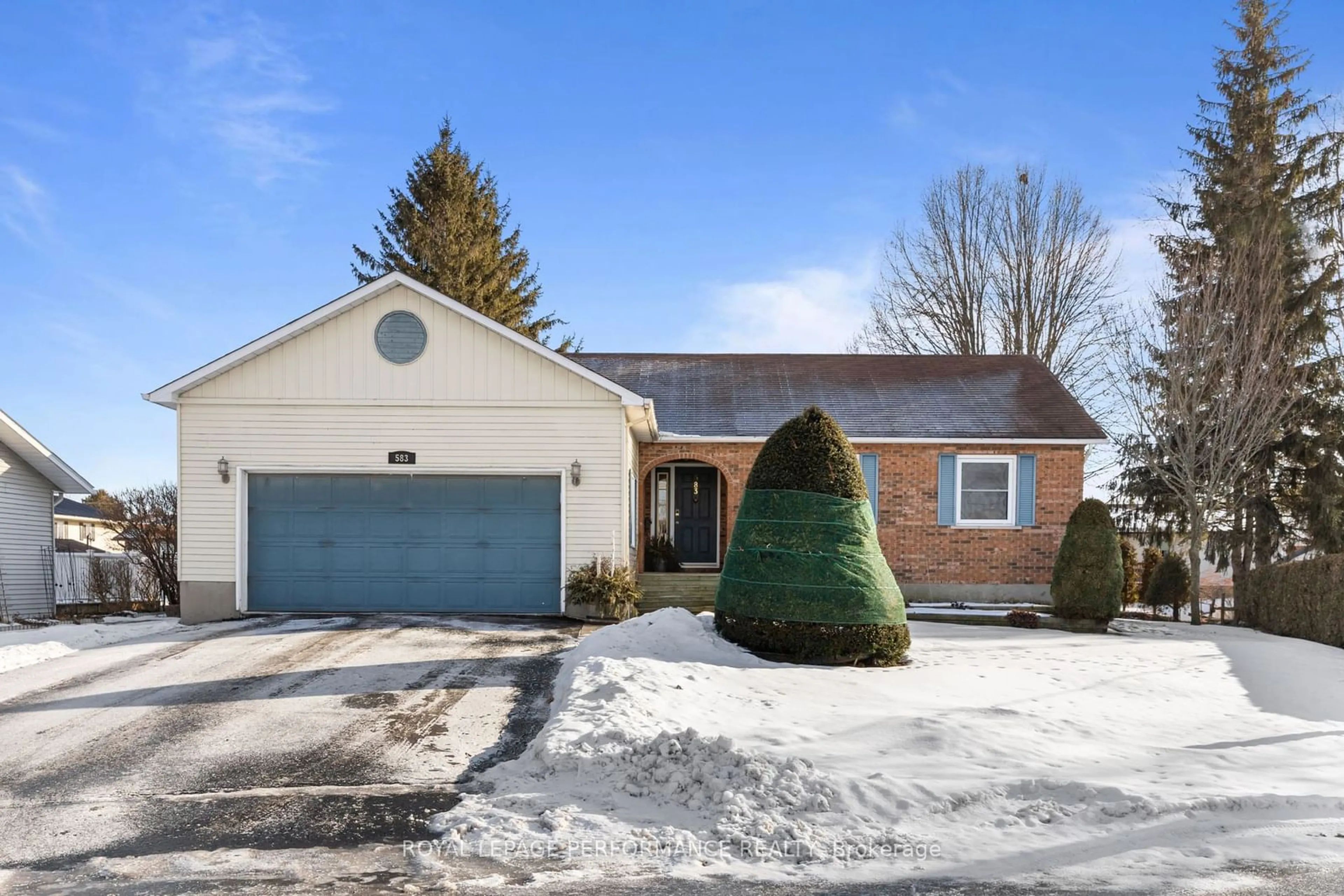 A pic from outside/outdoor area/front of a property/back of a property/a pic from drone, street for 583 Dufferin Circ, North Dundas Ontario K0C 2K0