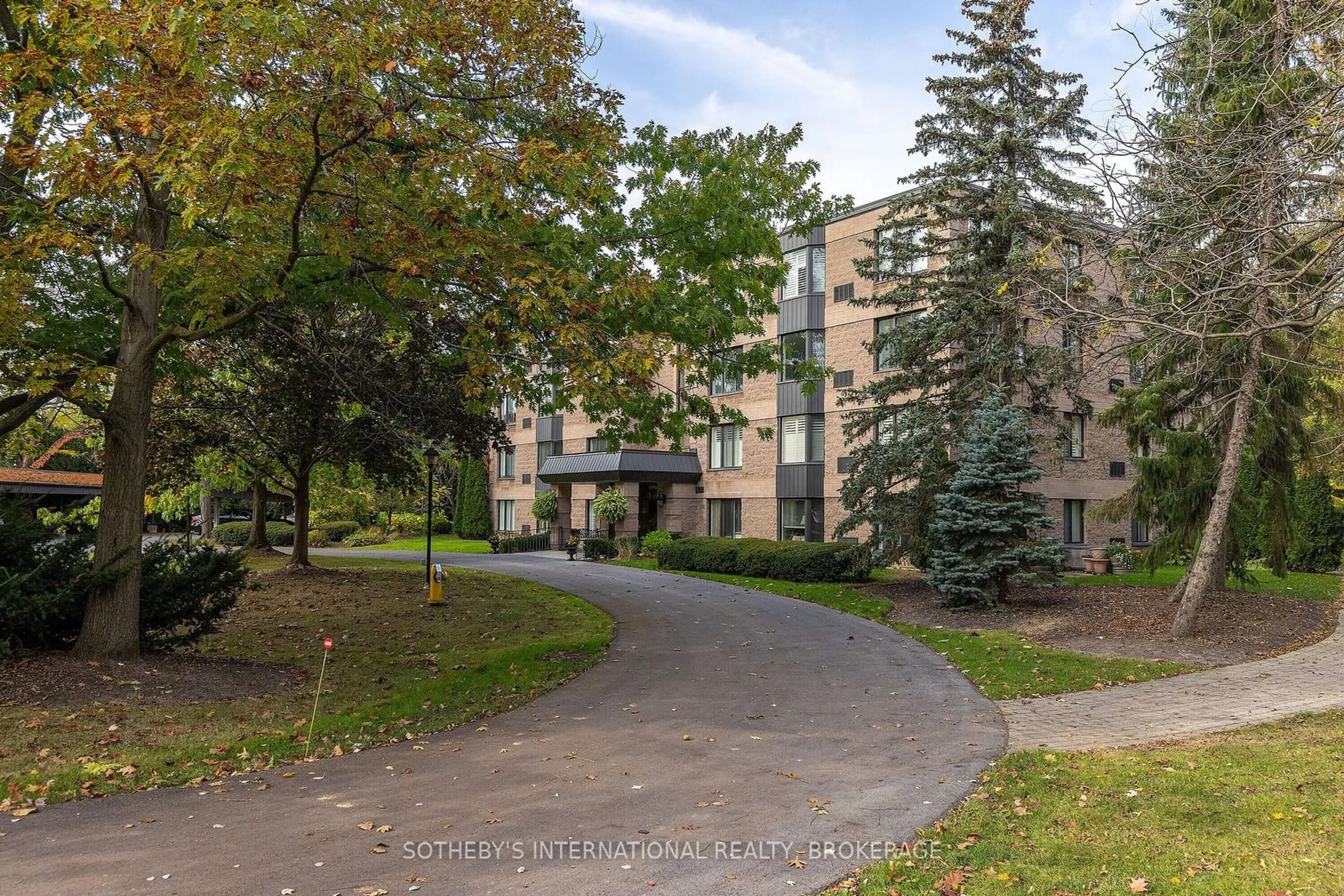 Patio, street for 61 Paffard St #201, Niagara-on-the-Lake Ontario L0S 1J0