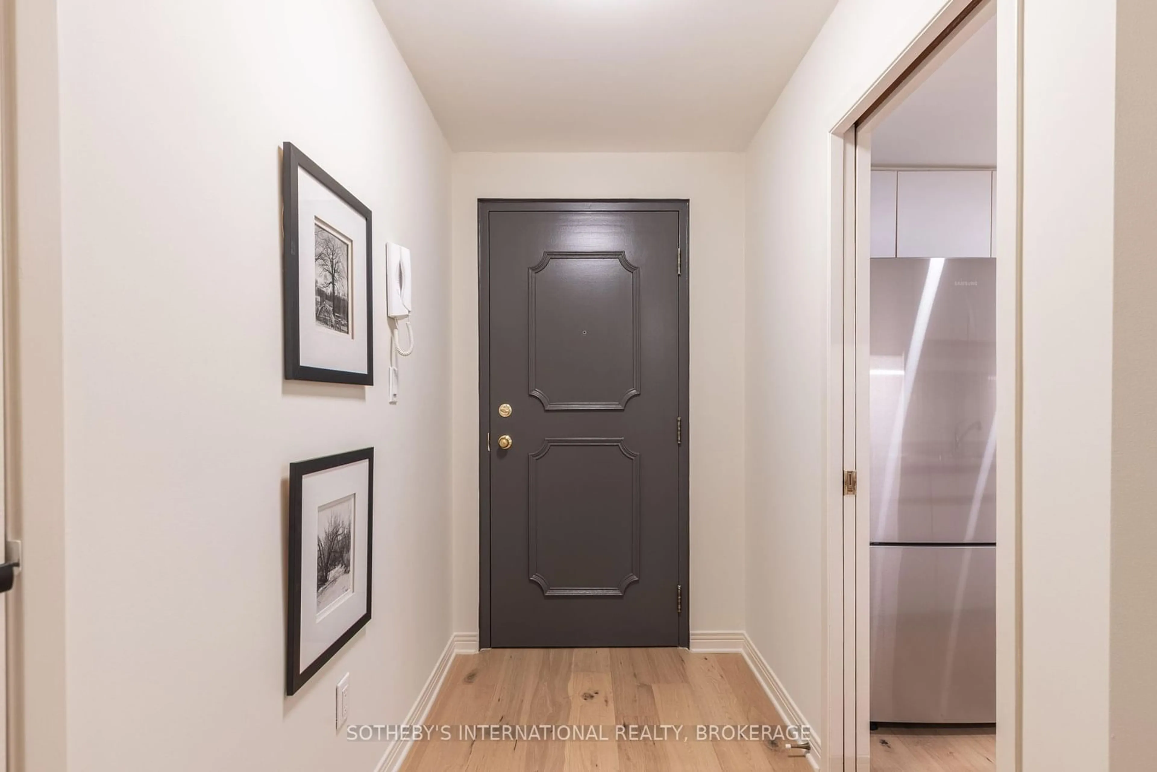 Indoor entryway for 61 Paffard St #201, Niagara-on-the-Lake Ontario L0S 1J0