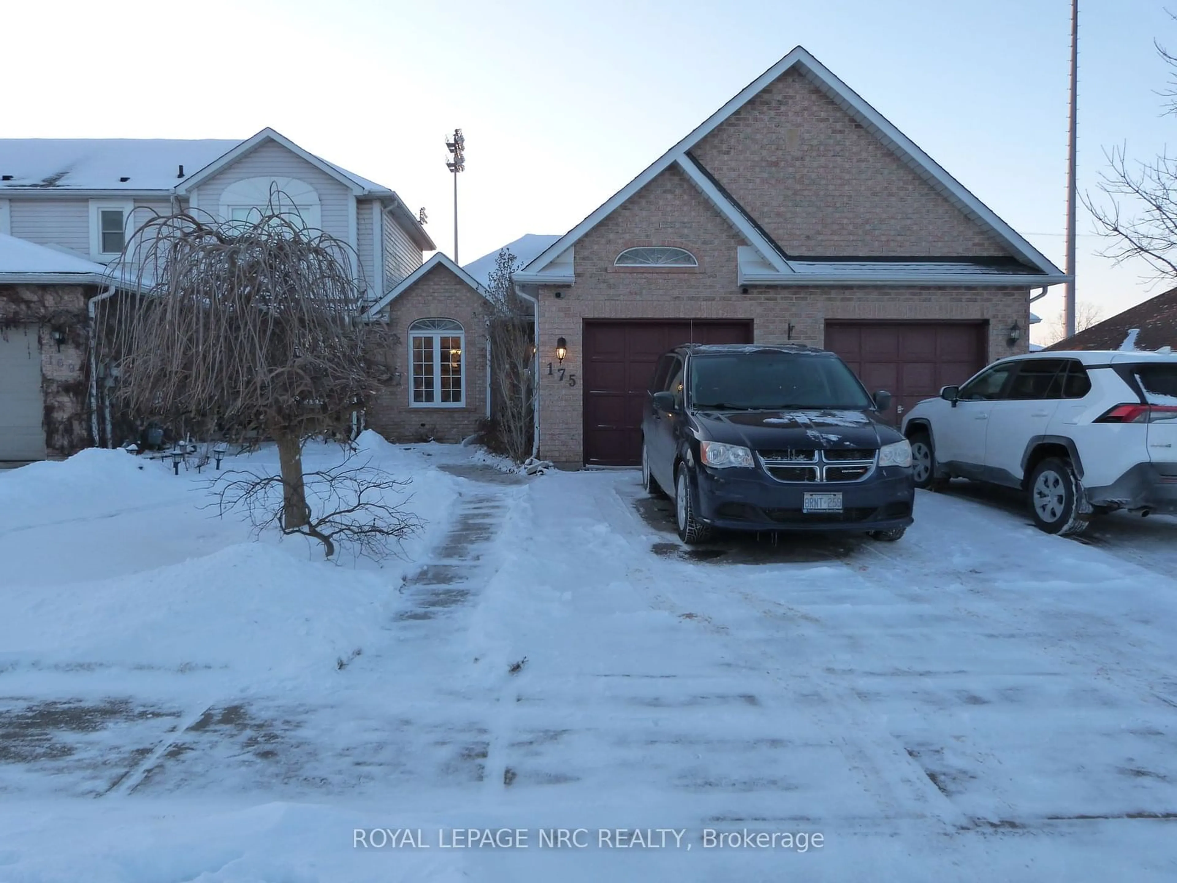 A pic from outside/outdoor area/front of a property/back of a property/a pic from drone, street for 175 ST.LAWRENCE Dr, Welland Ontario L3C 7H6