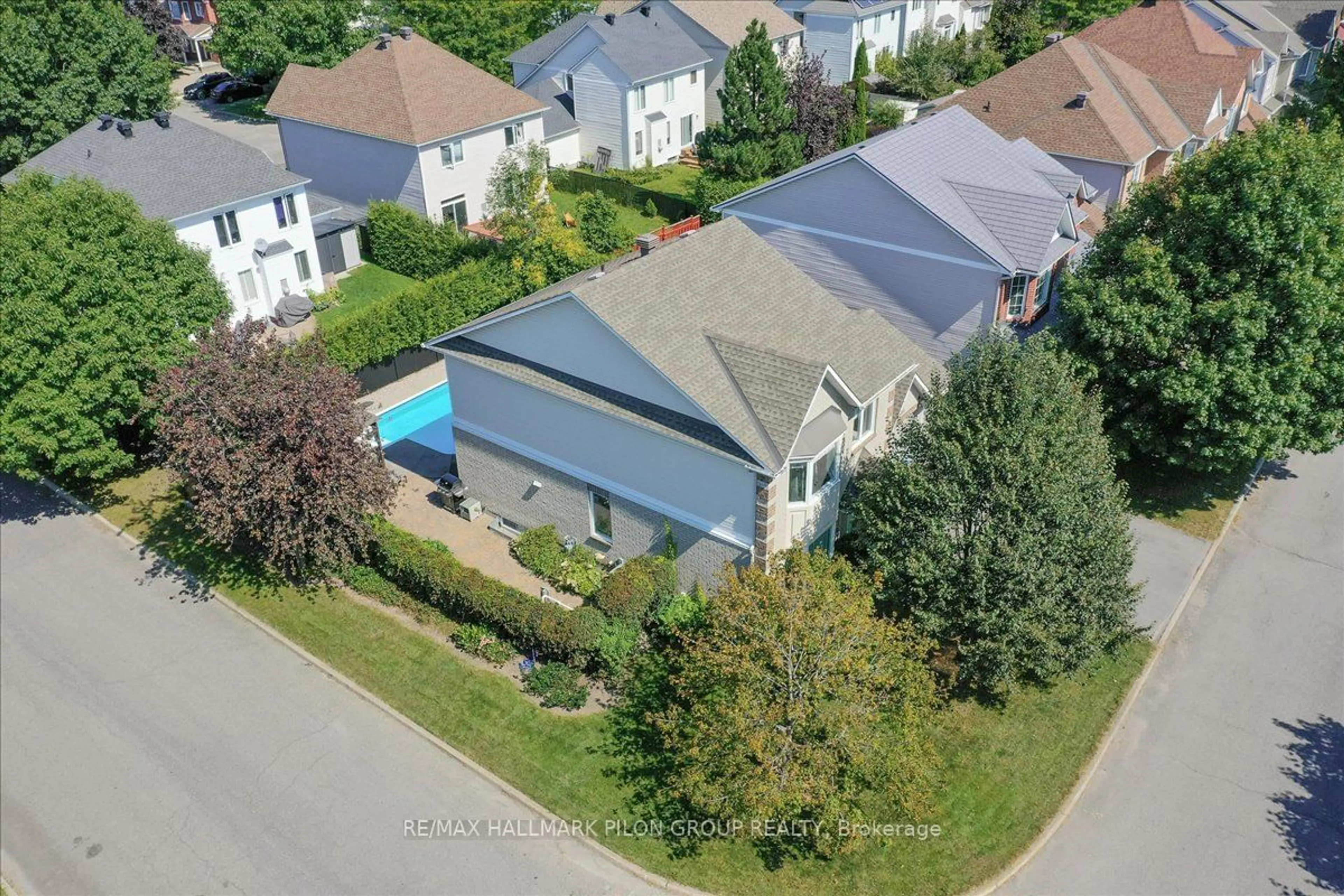 A pic from outside/outdoor area/front of a property/back of a property/a pic from drone, street for 2314 Valleywood Pl, Orleans - Convent Glen and Area Ontario K1W 1J4