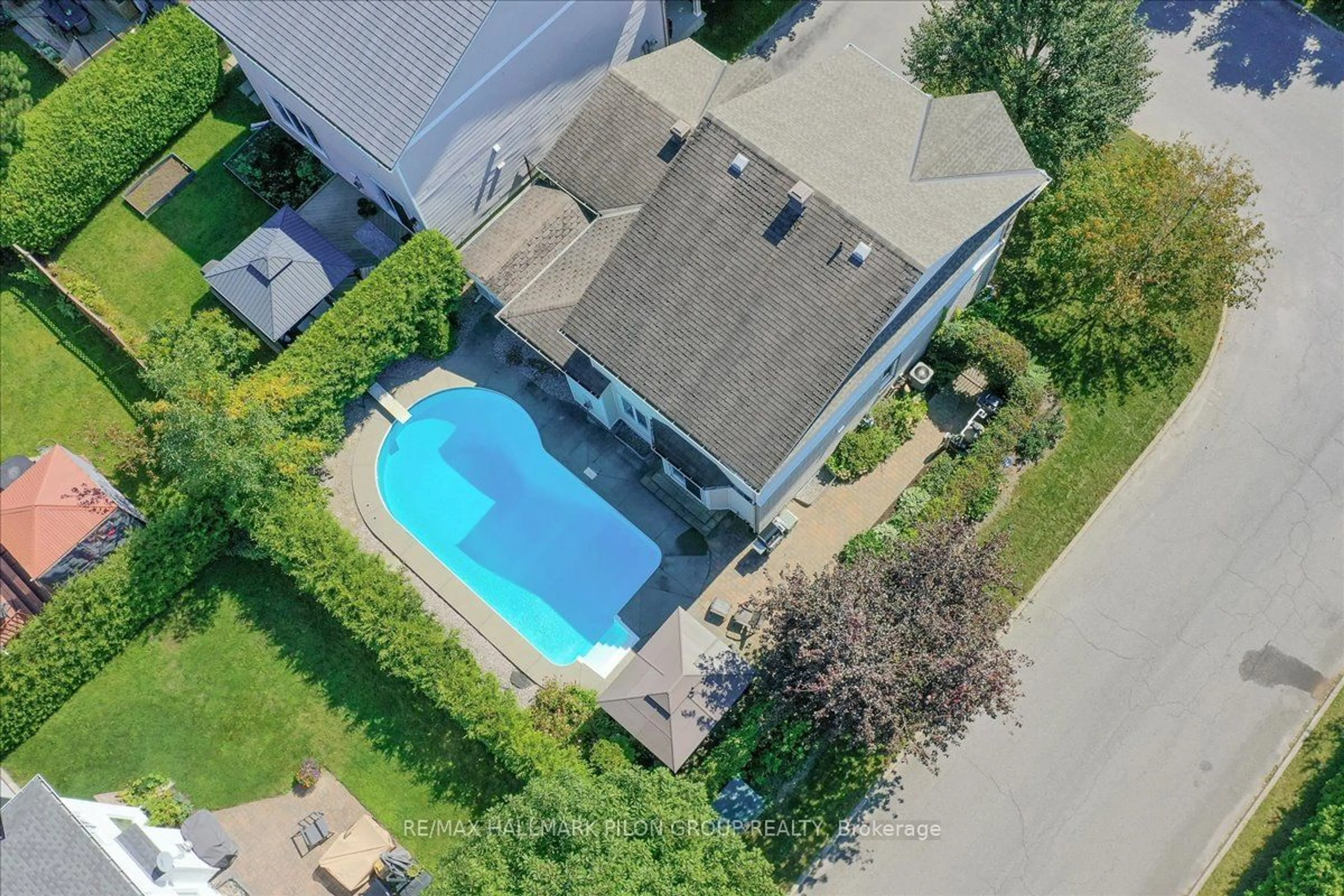 A pic from outside/outdoor area/front of a property/back of a property/a pic from drone, unknown for 2314 Valleywood Pl, Orleans - Convent Glen and Area Ontario K1W 1J4