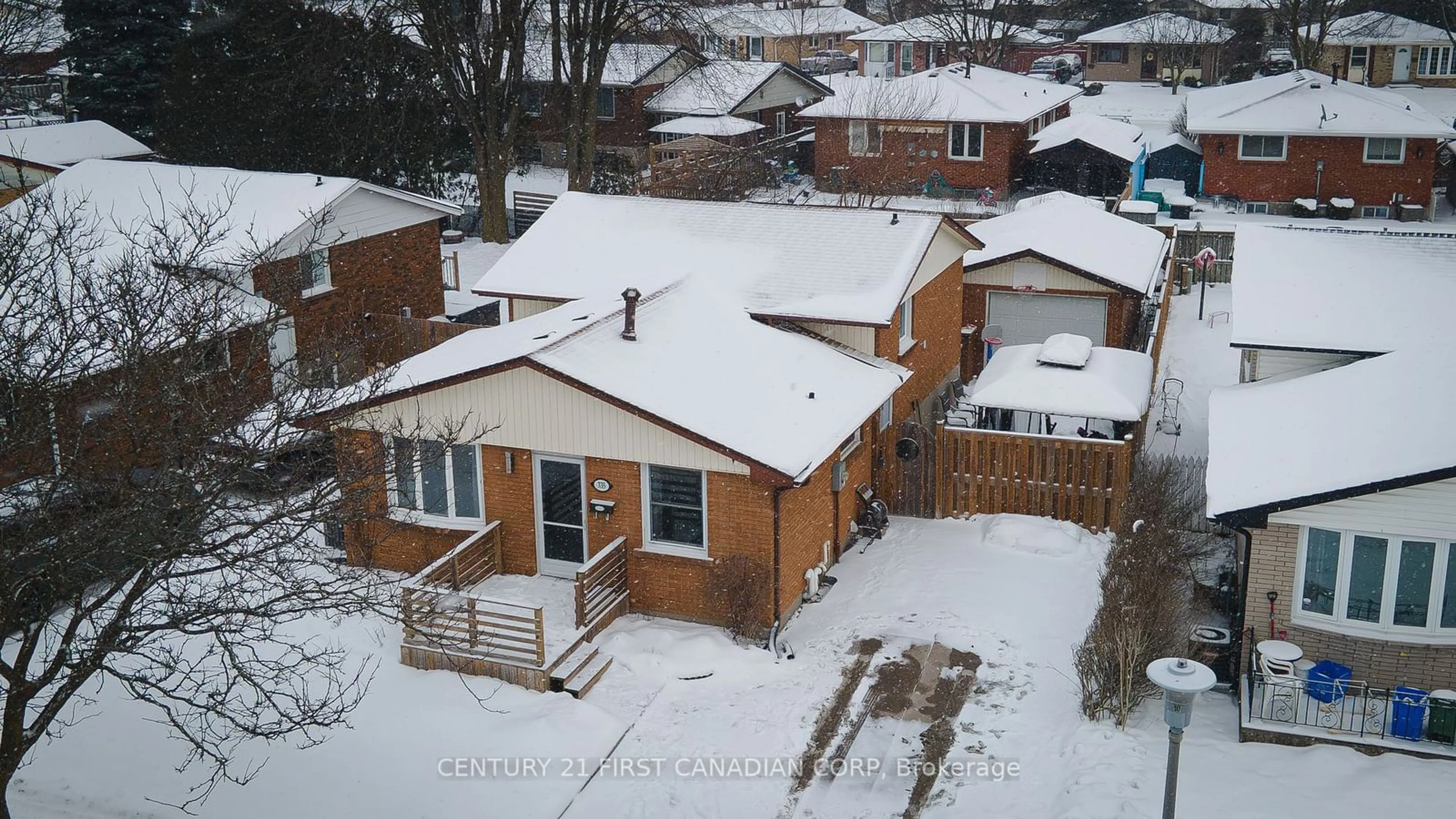 A pic from outside/outdoor area/front of a property/back of a property/a pic from drone, street for 335 Admiral Dr, London Ontario N5V 1J3