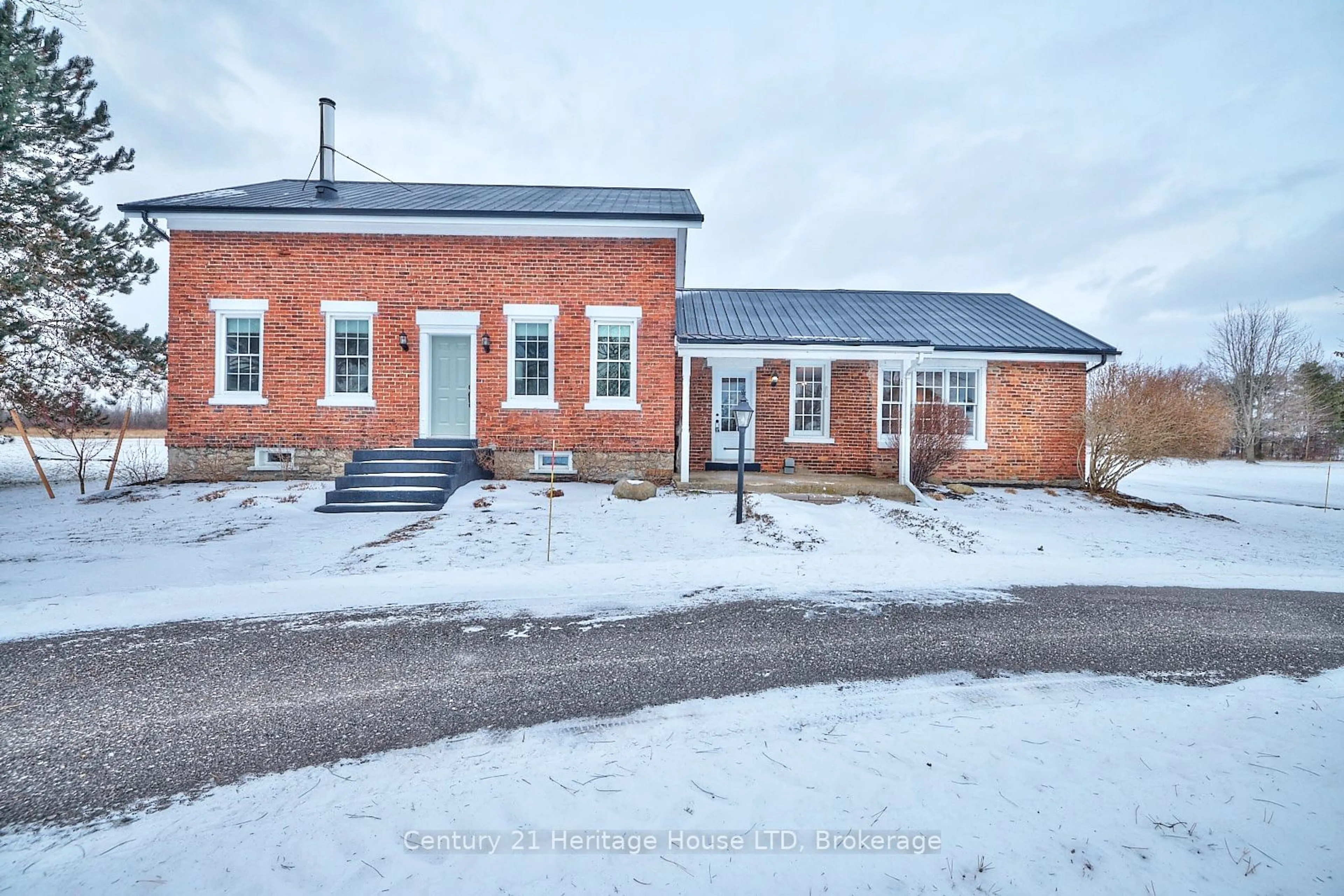 A pic from outside/outdoor area/front of a property/back of a property/a pic from drone, building for 5930 Michener Rd, Port Colborne Ontario L0S 1R0