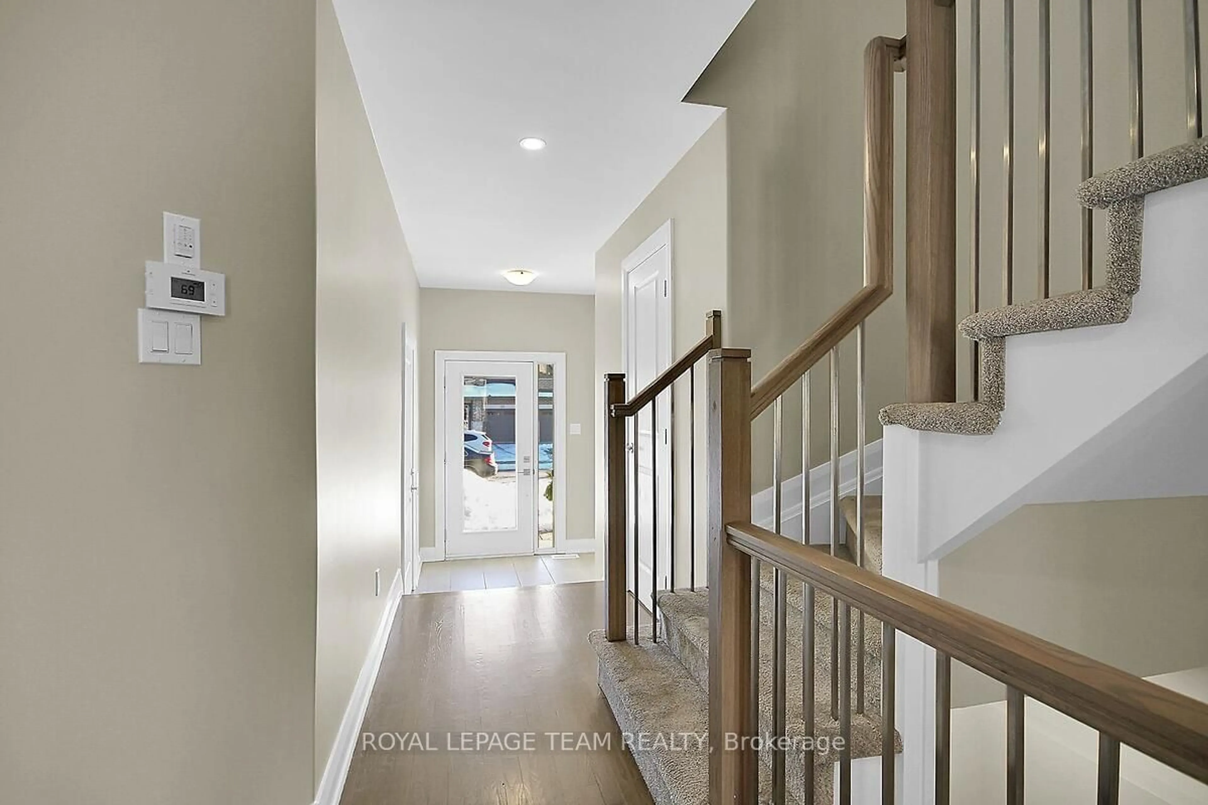 Indoor entryway for 33 PORTER St, Stittsville - Munster - Richmond Ontario K2S 2L9