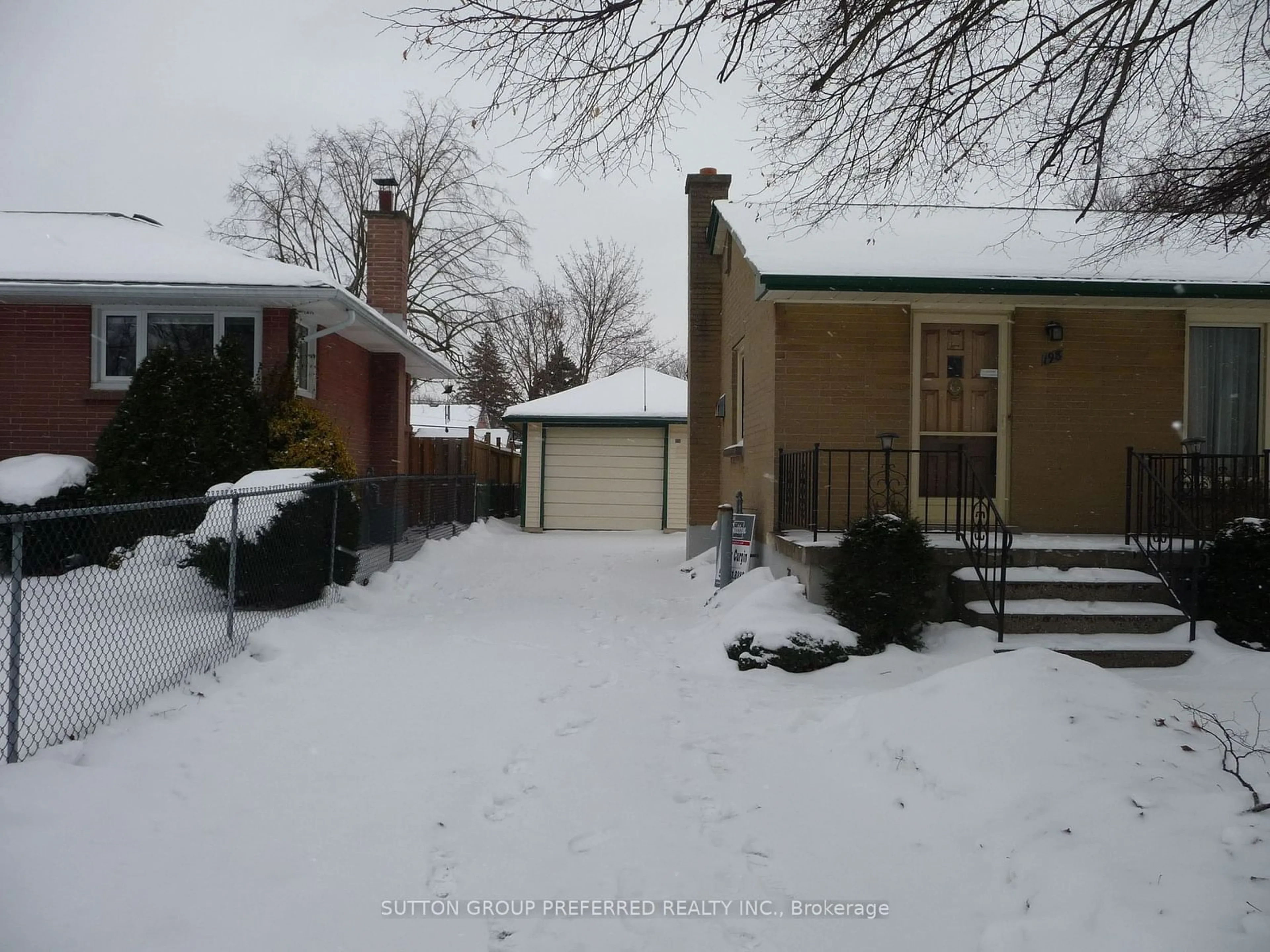 A pic from outside/outdoor area/front of a property/back of a property/a pic from drone, street for 198 Dawn Dr, London Ontario N5W 4X1