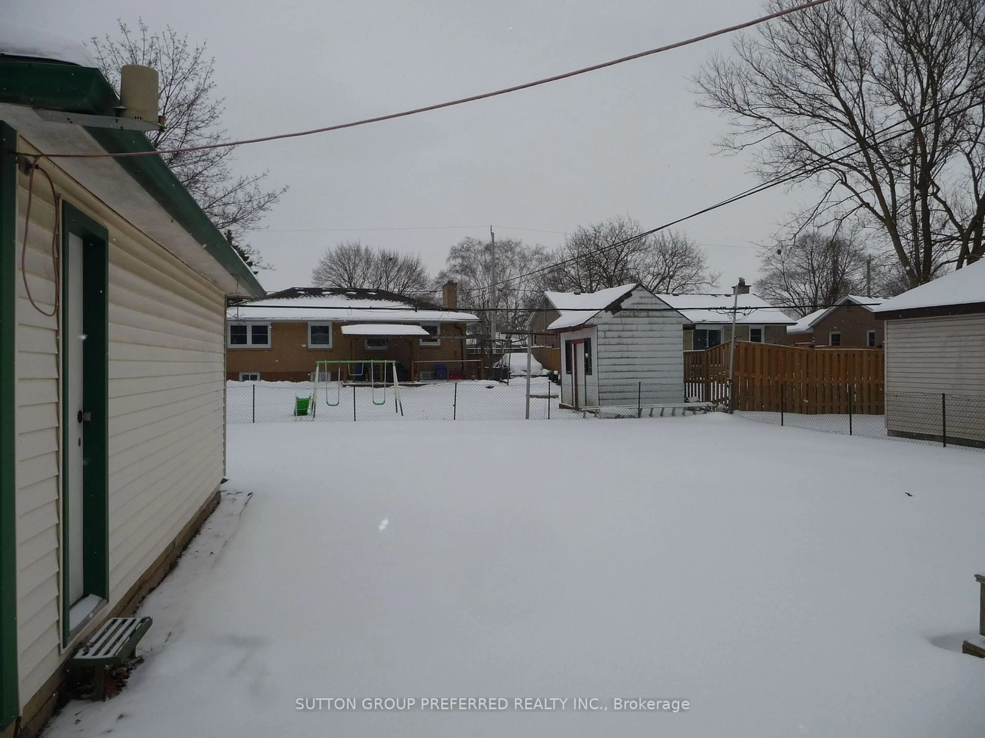 A pic from outside/outdoor area/front of a property/back of a property/a pic from drone, street for 198 Dawn Dr, London Ontario N5W 4X1