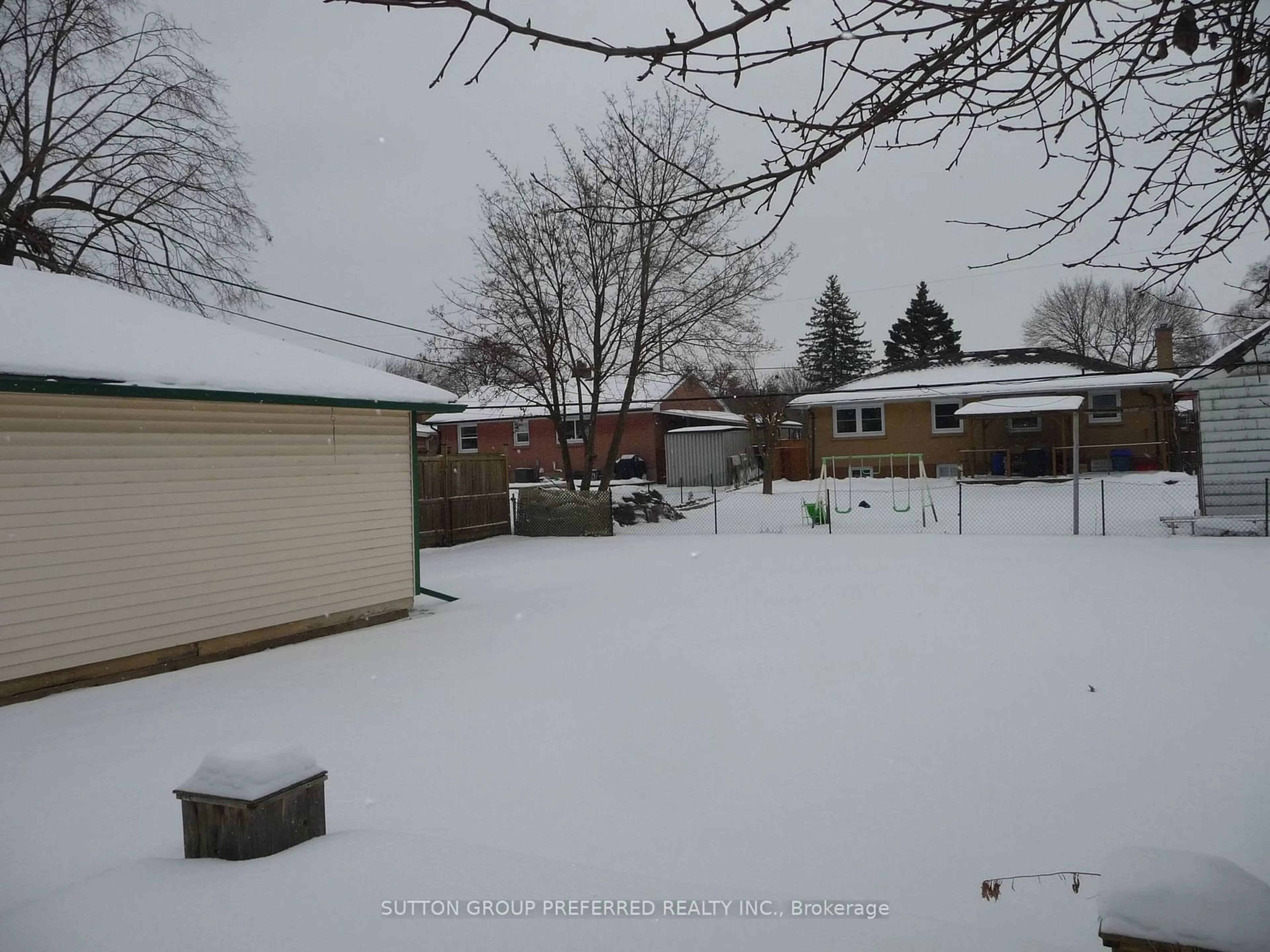 A pic from outside/outdoor area/front of a property/back of a property/a pic from drone, street for 198 Dawn Dr, London Ontario N5W 4X1