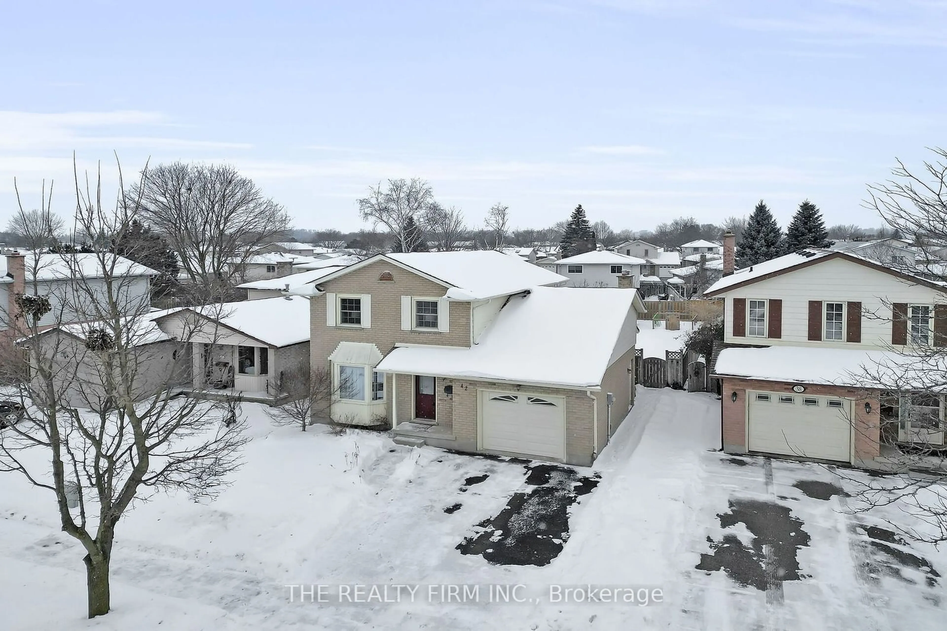 A pic from outside/outdoor area/front of a property/back of a property/a pic from drone, street for 42 Sarah Cres, London Ontario N6E 3M1