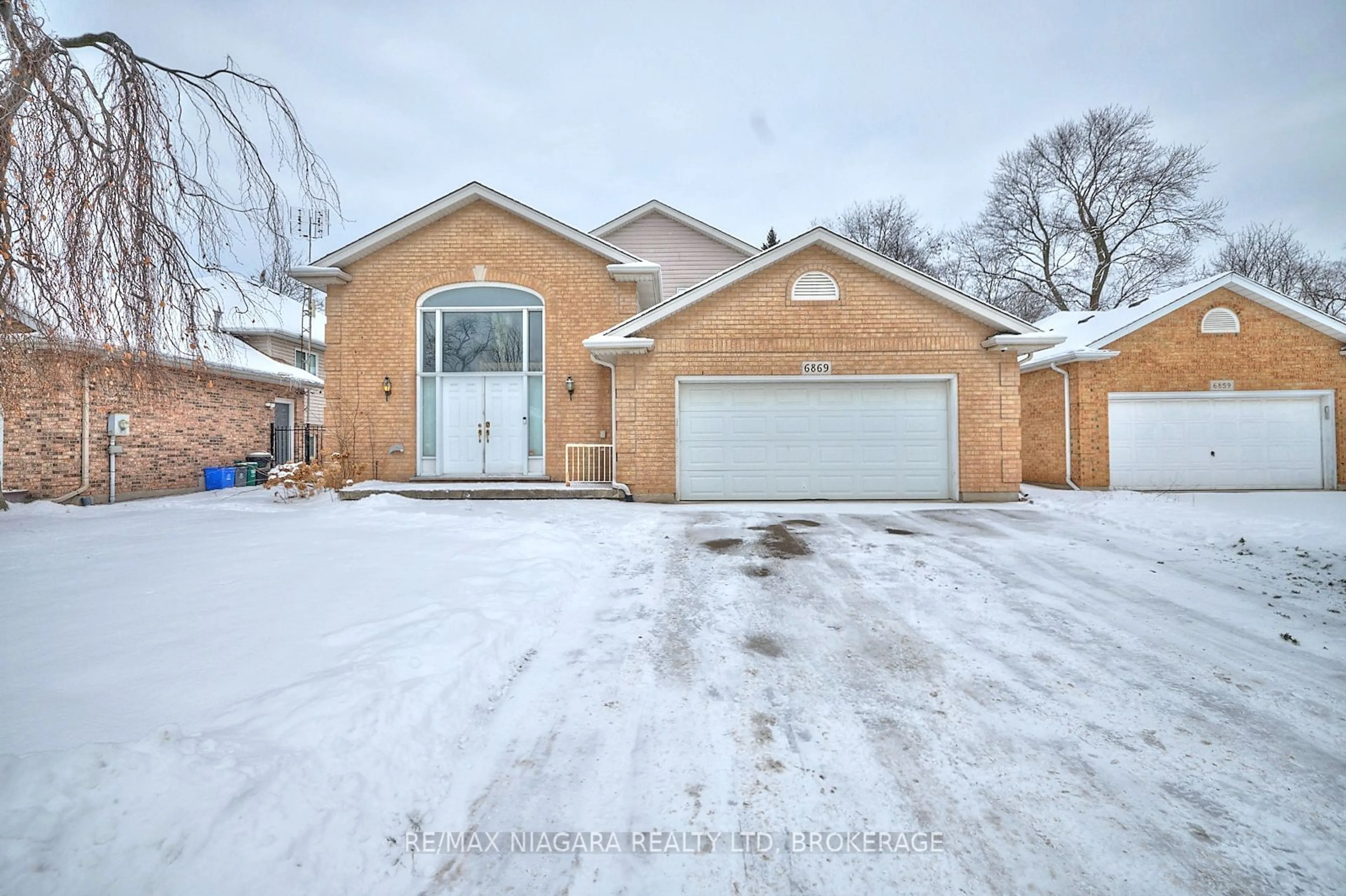 Home with brick exterior material, street for 6869 Imperial Crt, Niagara Falls Ontario L2G 7W9