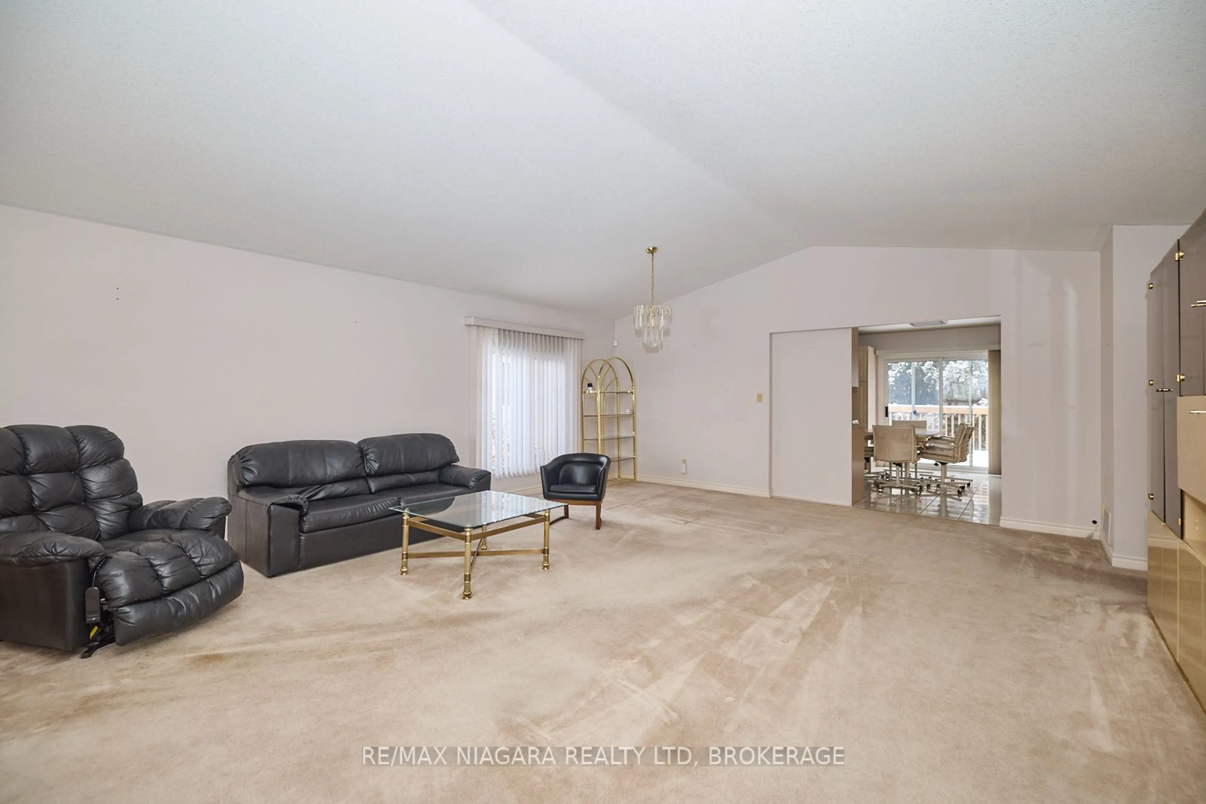 Living room with furniture, unknown for 6869 Imperial Crt, Niagara Falls Ontario L2G 7W9